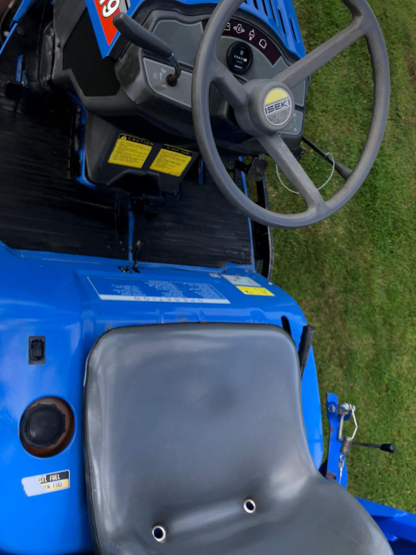 ISEKI SGR19 RIDE ON LAWN MOWER, RUNS, DRIVES AND CUTS, 895 HOURS, HIGH TIP *PLUS VAT* - Image 7 of 8