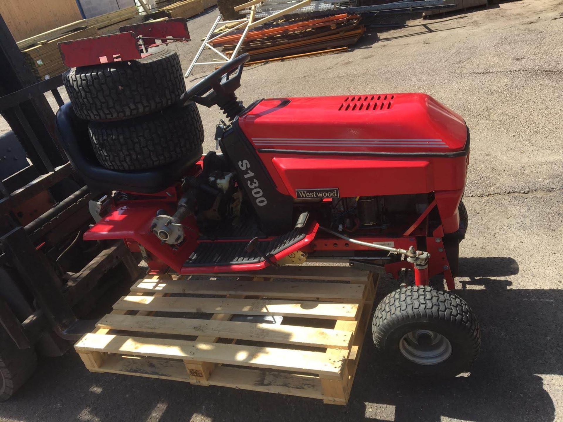 WESTWOOD S1300 RIDE ON LAWN MOWER, C/W DECK, WHEELS & GRASS COLLECTOR, SELLING AS SPARES / REPAIRS