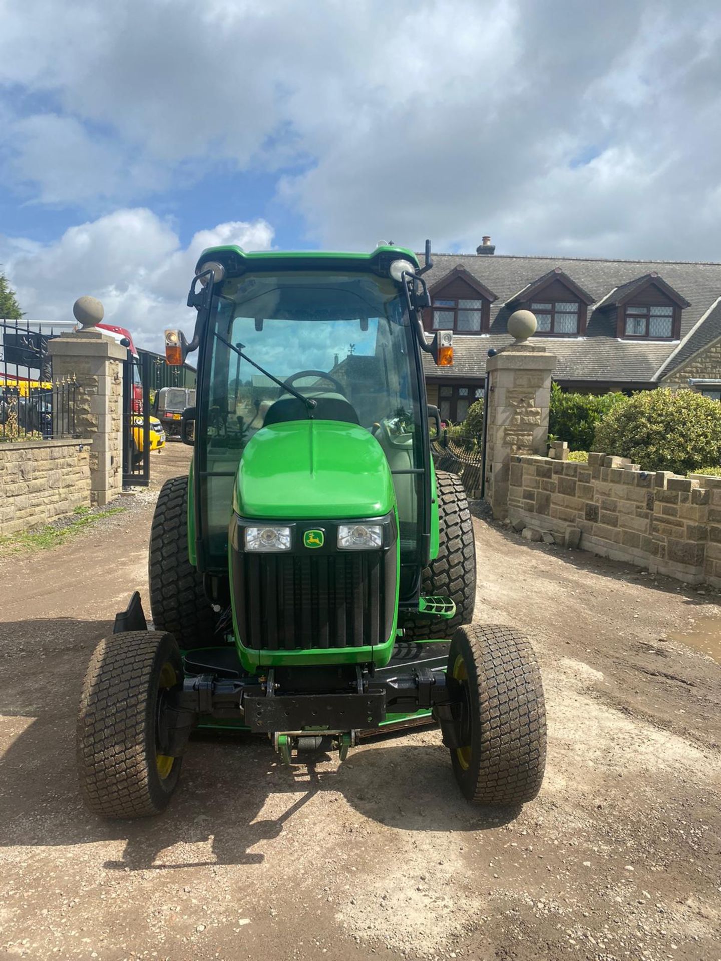 JOHN DEERE 4720 TRACTOR WITH UNDERSLUNG MOWER, 50HP TRACTOR WITH FULL GLASS CAB *PLUS VAT* - Image 2 of 9