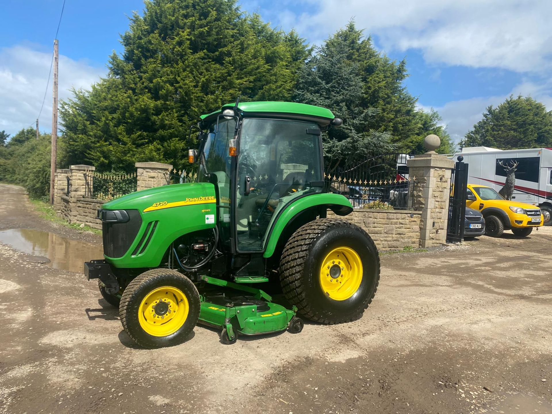 JOHN DEERE 4720 TRACTOR WITH UNDERSLUNG MOWER, 50HP TRACTOR WITH FULL GLASS CAB *PLUS VAT* - Image 3 of 9