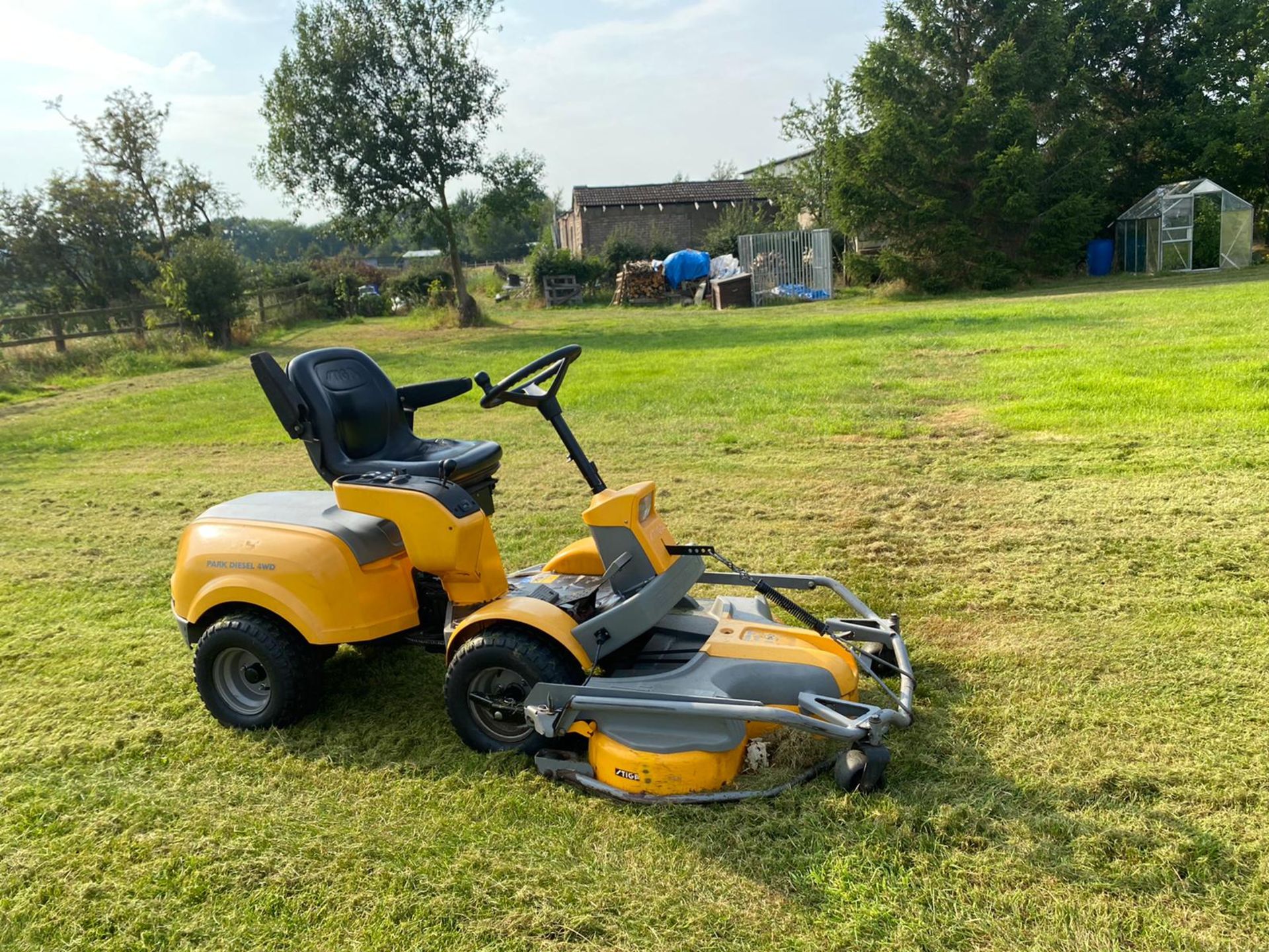STIGA PARK 4WD DIESEL RIDE ON LAWN MOWER, HYDRAULIC UP AND DOWN DECK, RUNS, WORKS AND CUTS *NO VAT*