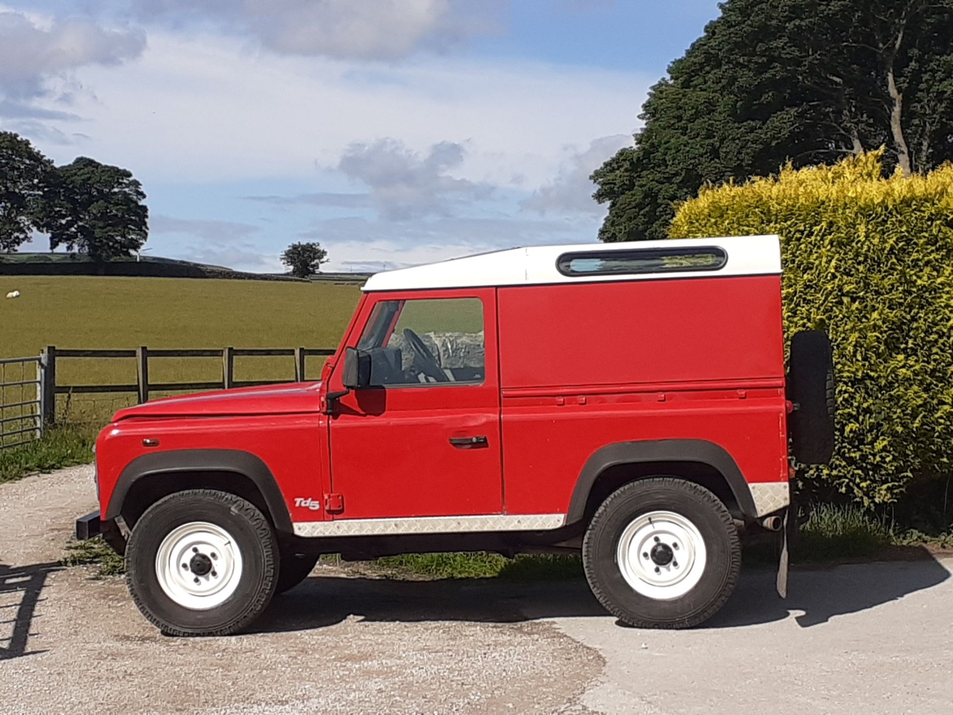 2002/51 REG LAND ROVER DEFENDER 90 PICK-UP TD5 RED 2.5 DIESEL 130 BHP, SHOWING 2 FORMER KEEPERS - Image 4 of 14