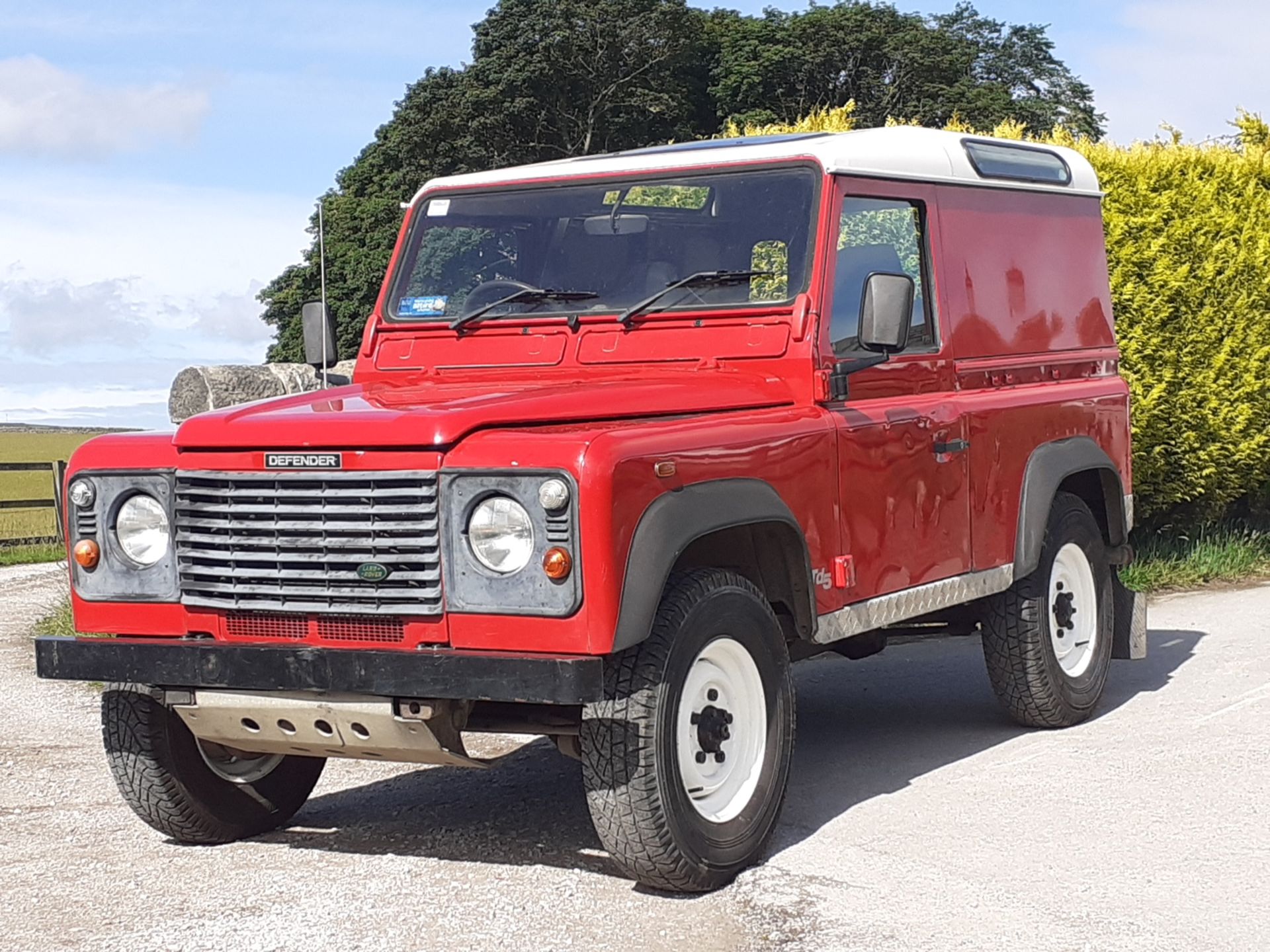 2002/51 REG LAND ROVER DEFENDER 90 PICK-UP TD5 RED 2.5 DIESEL 130 BHP, SHOWING 2 FORMER KEEPERS - Image 3 of 14