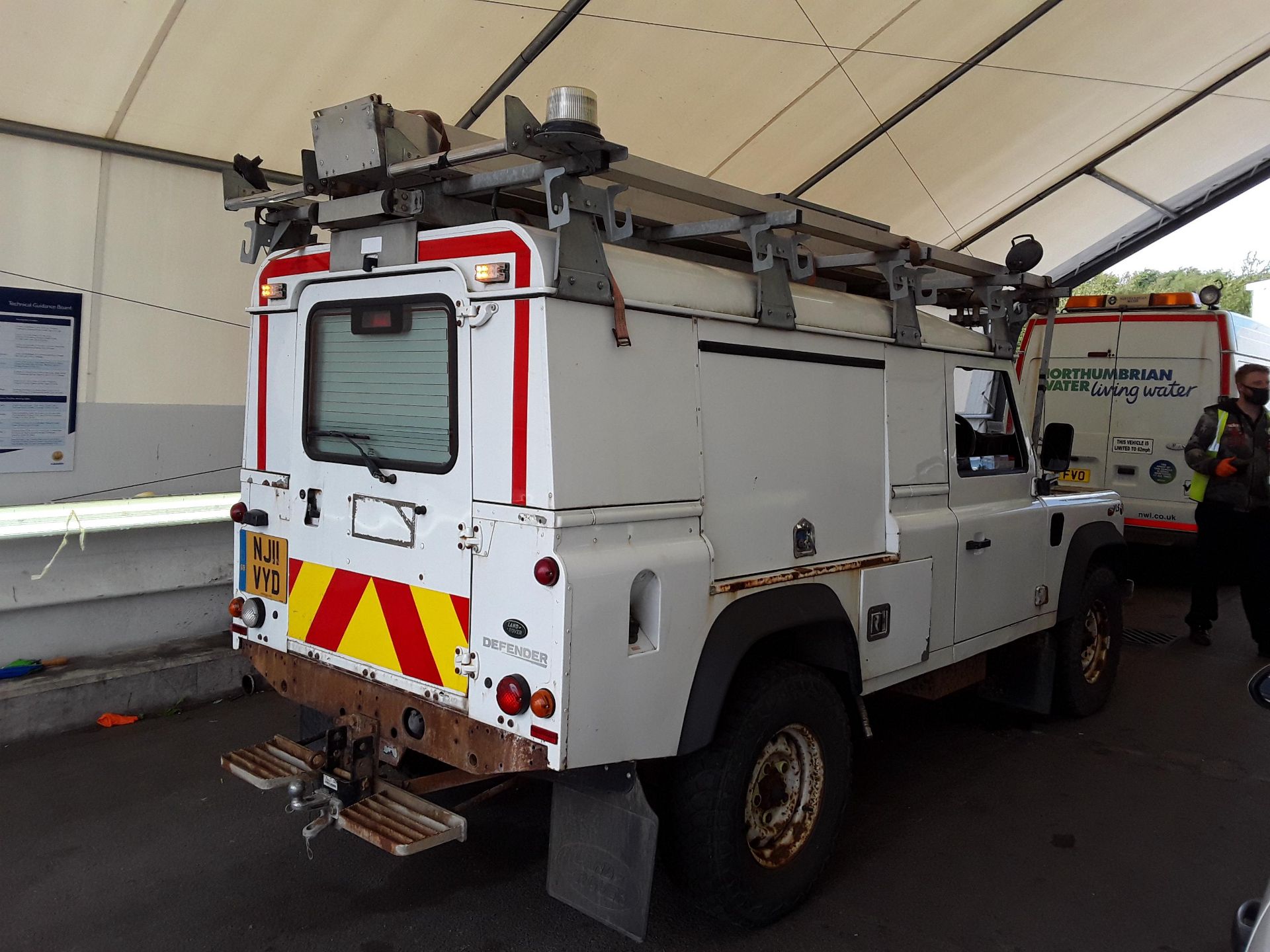 2011/11 REG LAND ROVER DEFENDER 110 HARD TOP 2.4 TURBO DIESEL, SHOWING 0 FORMER KEEPERS *PLUS VAT* - Image 4 of 10