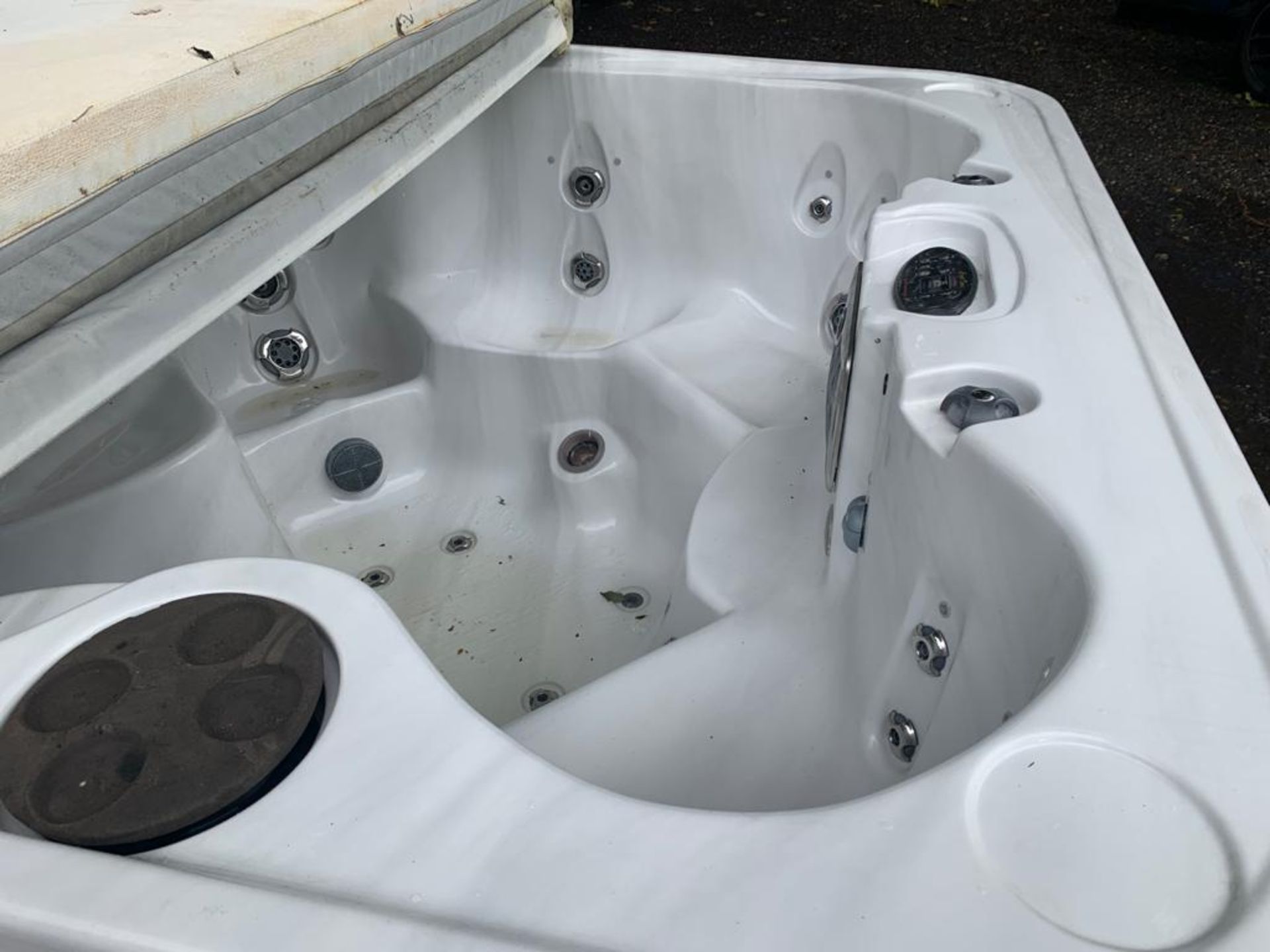 WORKING HOT TUB 8 SEATER. 2.3M X 2.3M X 1.1M HIGH WAS IN USE LAST WEEK *NO VAT* - Image 5 of 6