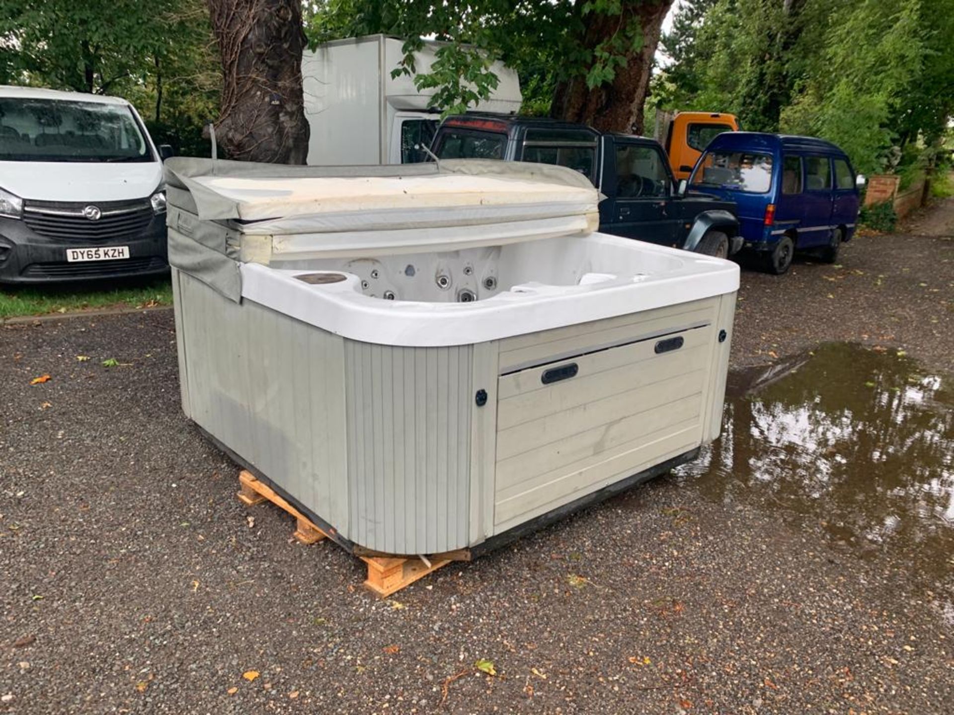 WORKING HOT TUB 8 SEATER. 2.3M X 2.3M X 1.1M HIGH WAS IN USE LAST WEEK *NO VAT*