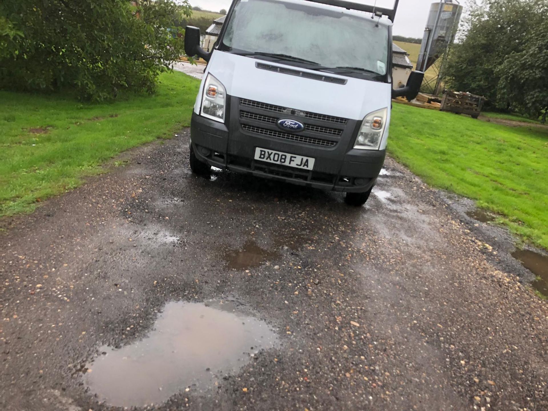 2008/08 REG FORD TRANSIT 100 T350M RWD 2.4 DIESEL WHITE TIPPER DROPSIDE, SHOWING 0 FORMER KEEPERS - Image 2 of 13