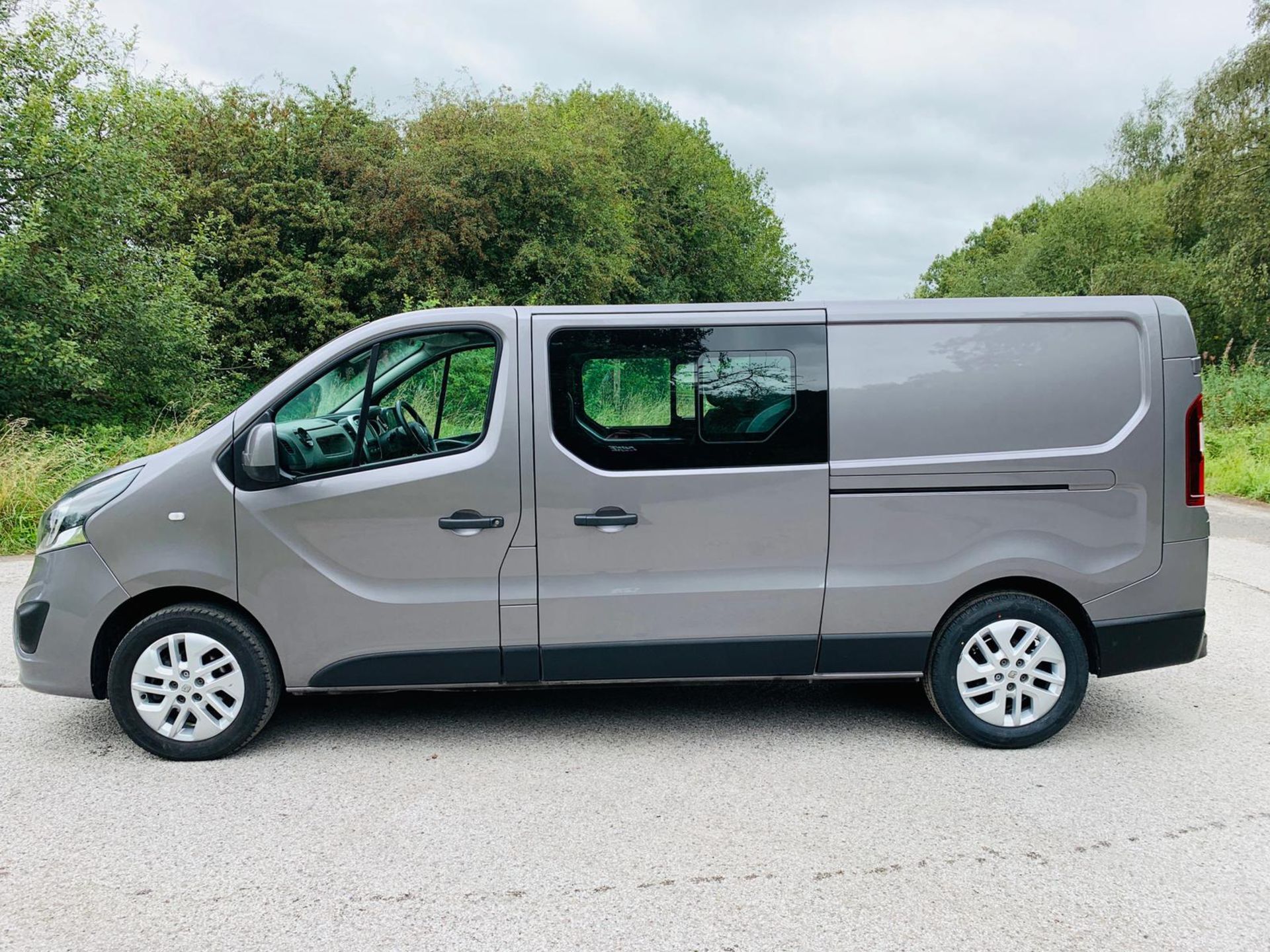 2019/19 REG RENAULT TRAFIC LL29 SPORT NAV ENERGY 1.6 DIESEL GREY CREW VAN, SHOWING 0 FORMER KEEPERS - Image 4 of 24