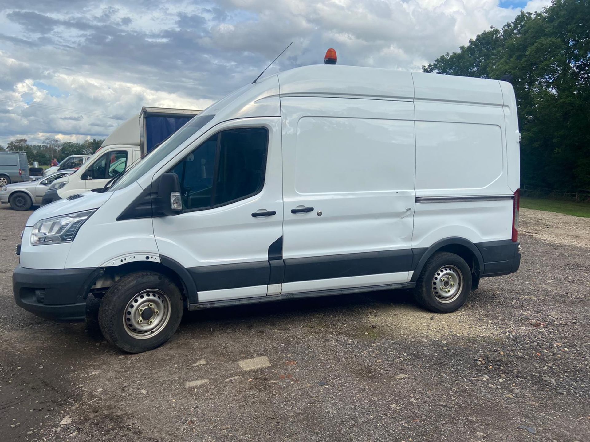 2015/15 REG FORD TRANSIT 350 2.2 DIESEL WHITE PANEL VAN, SHOWING 0 FORMER KEEPERS *PLUS VAT* - Image 4 of 12