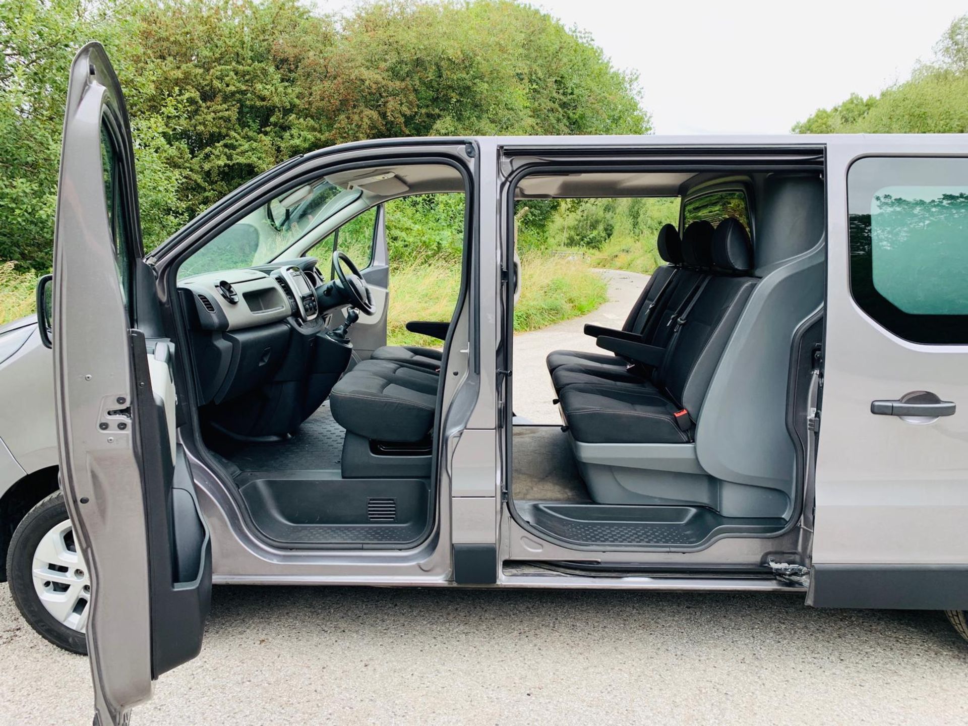 2019/19 REG RENAULT TRAFIC LL29 SPORT NAV ENERGY 1.6 DIESEL GREY CREW VAN, SHOWING 0 FORMER KEEPERS - Image 11 of 24