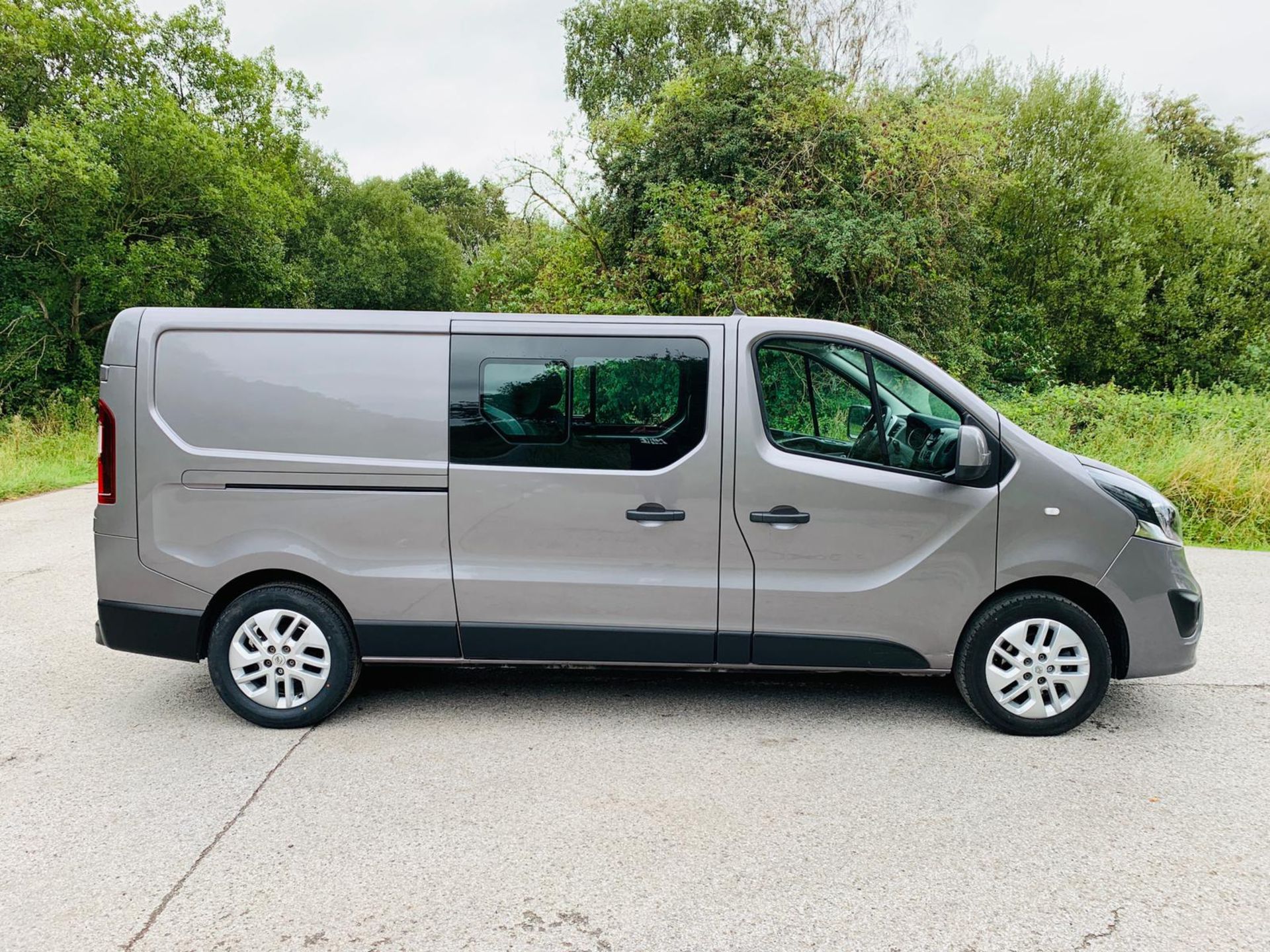 2019/19 REG RENAULT TRAFIC LL29 SPORT NAV ENERGY 1.6 DIESEL GREY CREW VAN, SHOWING 0 FORMER KEEPERS - Image 8 of 24