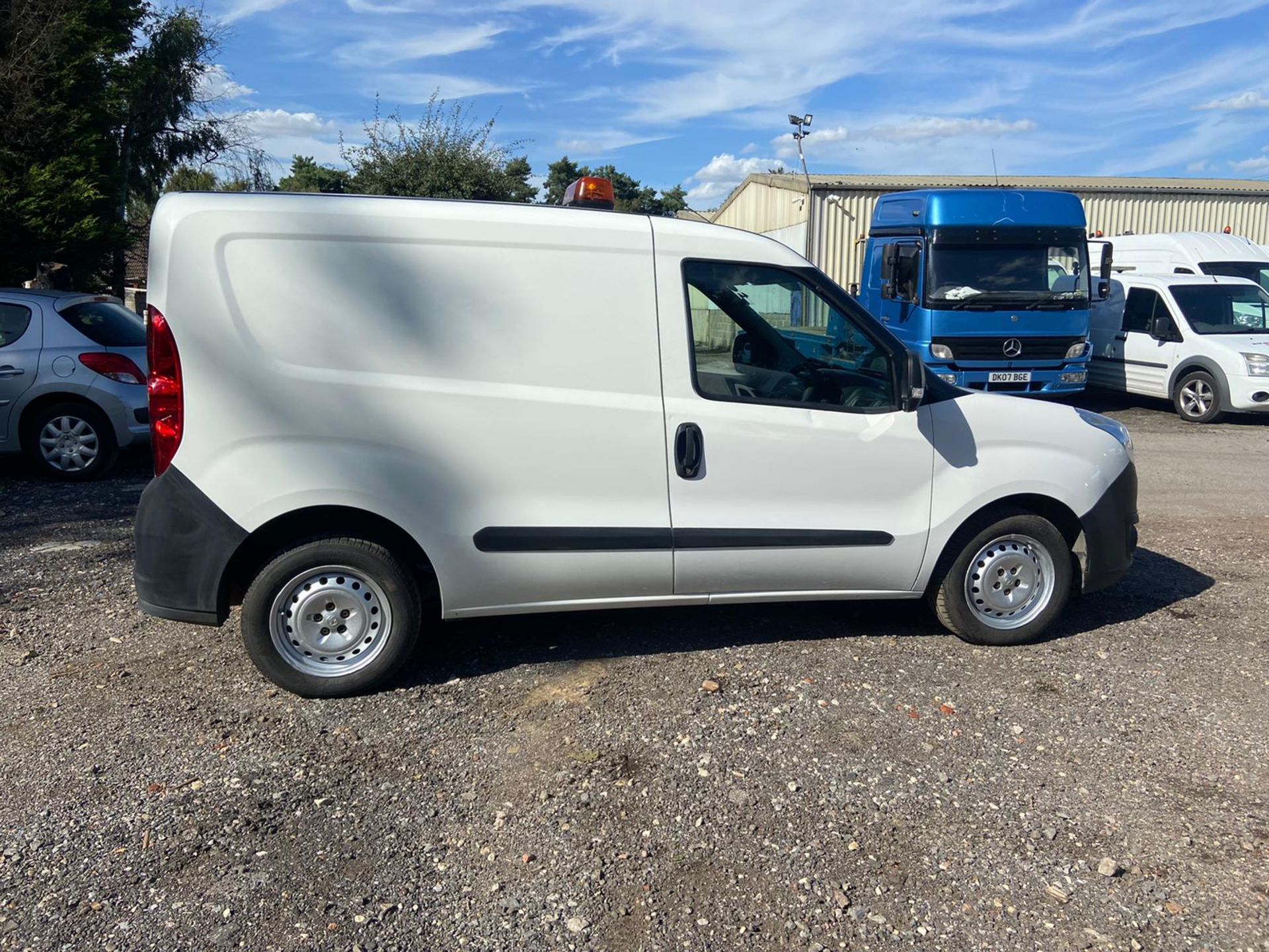 2014/14 REG VAUXHALL COMBO 2000 L1H1 CDTI 1.25 DIESEL WHITE PANEL VAN, SHOWING 0 FORMER KEEPERS - Image 7 of 9