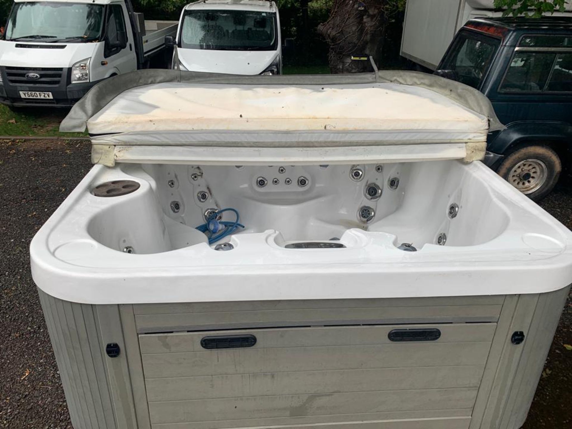 WORKING HOT TUB 8 SEATER. 2.3M X 2.3M X 1.1M HIGH WAS IN USE LAST WEEK *NO VAT* - Image 4 of 6
