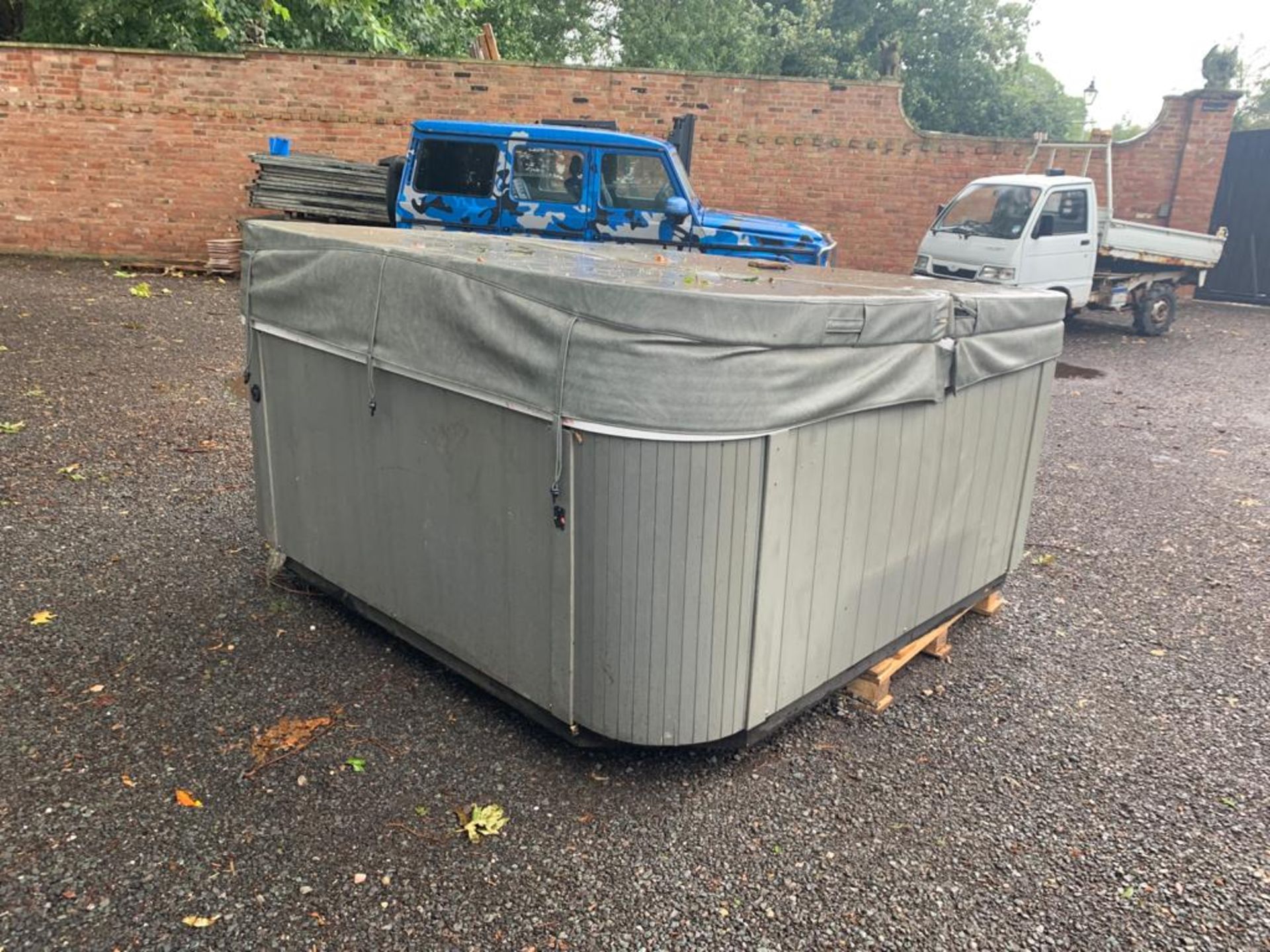 WORKING HOT TUB 8 SEATER. 2.3M X 2.3M X 1.1M HIGH WAS IN USE LAST WEEK *NO VAT* - Image 3 of 6