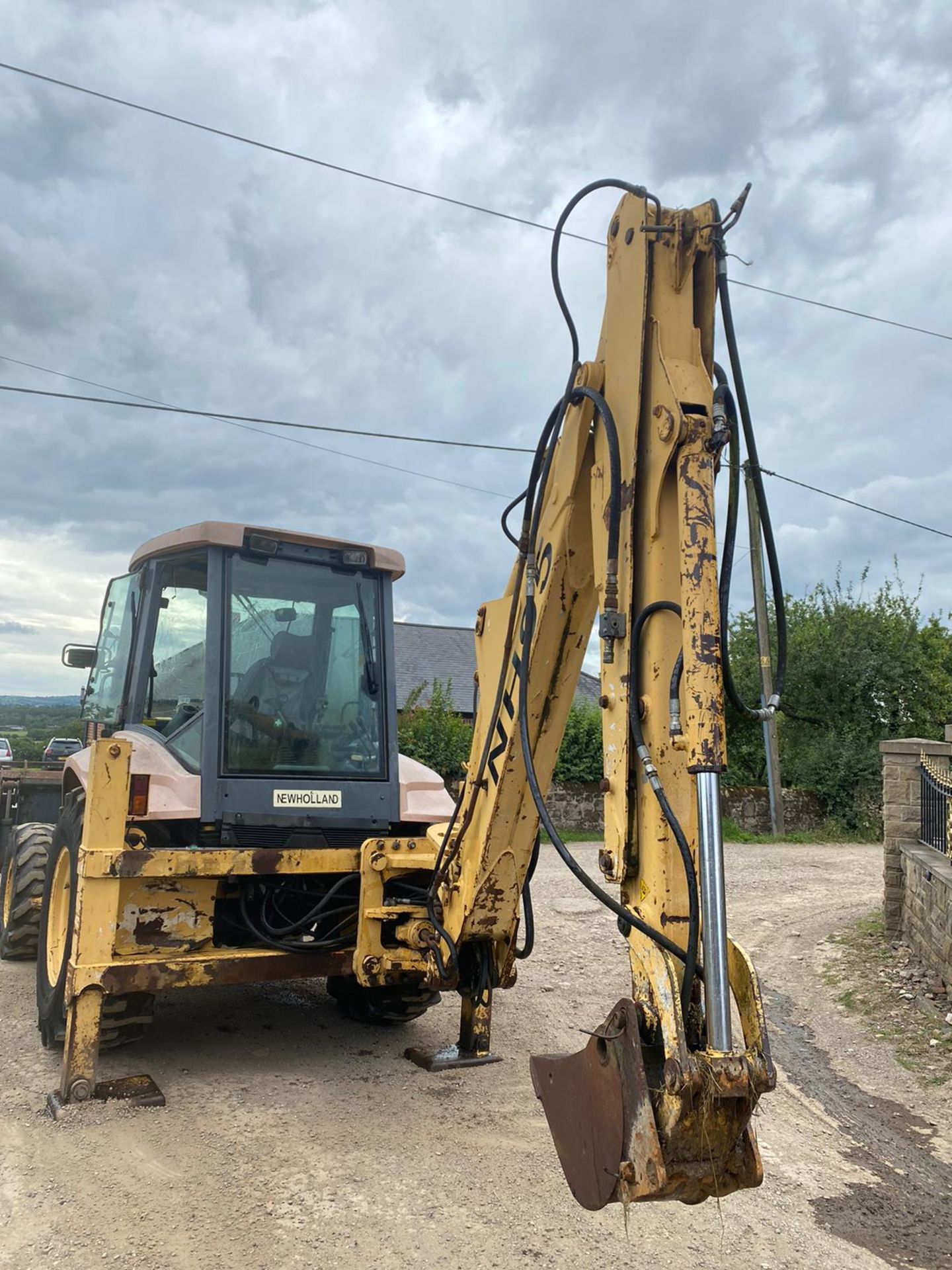 NEWHOLLAND NH95 DIGGER LOADER, 4 WHEEL DRIVE, 4-IN-1 BUCKET, EXTRA DIG, RUNS, WORKS AND DIGS - Image 2 of 8