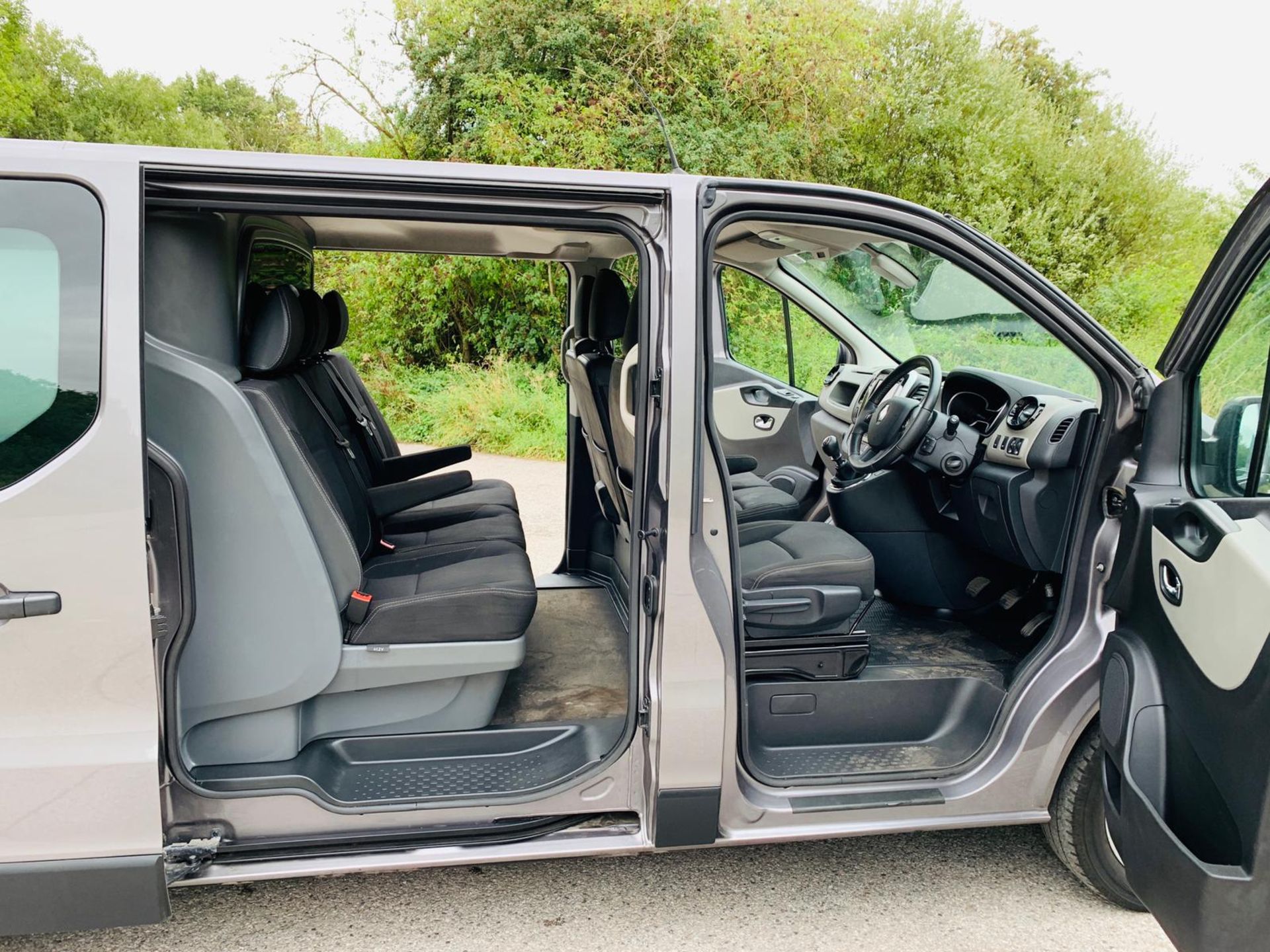 2019/19 REG RENAULT TRAFIC LL29 SPORT NAV ENERGY 1.6 DIESEL GREY CREW VAN, SHOWING 0 FORMER KEEPERS - Image 15 of 24