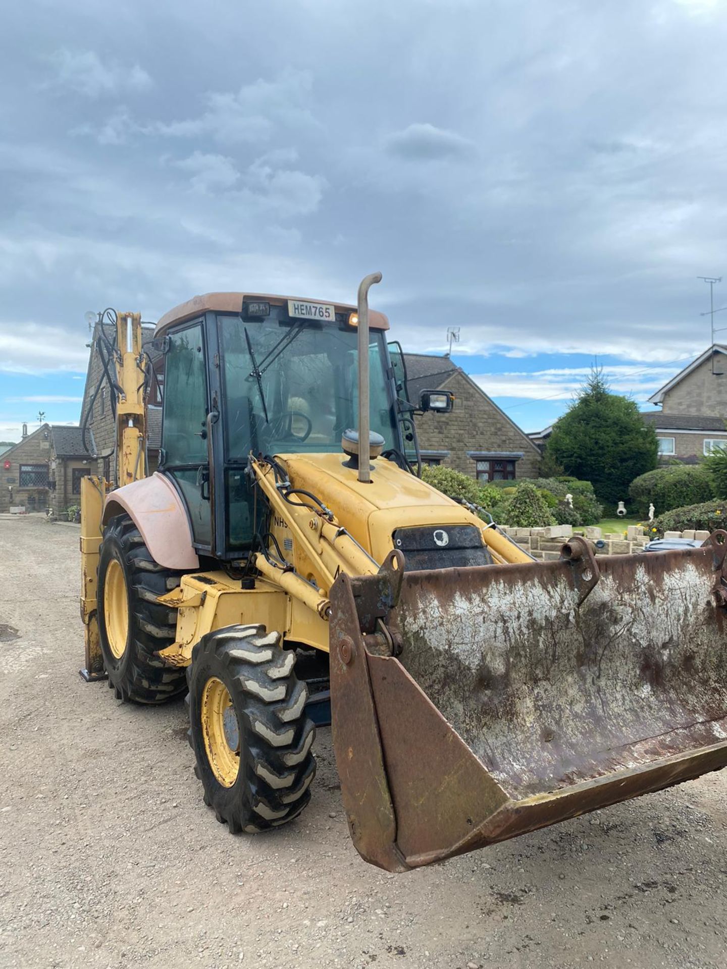 NEWHOLLAND NH95 DIGGER LOADER, 4 WHEEL DRIVE, 4-IN-1 BUCKET, EXTRA DIG, RUNS, WORKS AND DIGS - Image 6 of 8