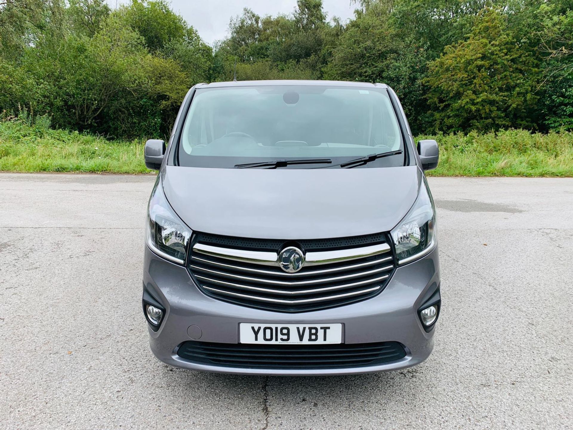 2019/19 REG RENAULT TRAFIC LL29 SPORT NAV ENERGY 1.6 DIESEL GREY CREW VAN, SHOWING 0 FORMER KEEPERS - Image 2 of 24