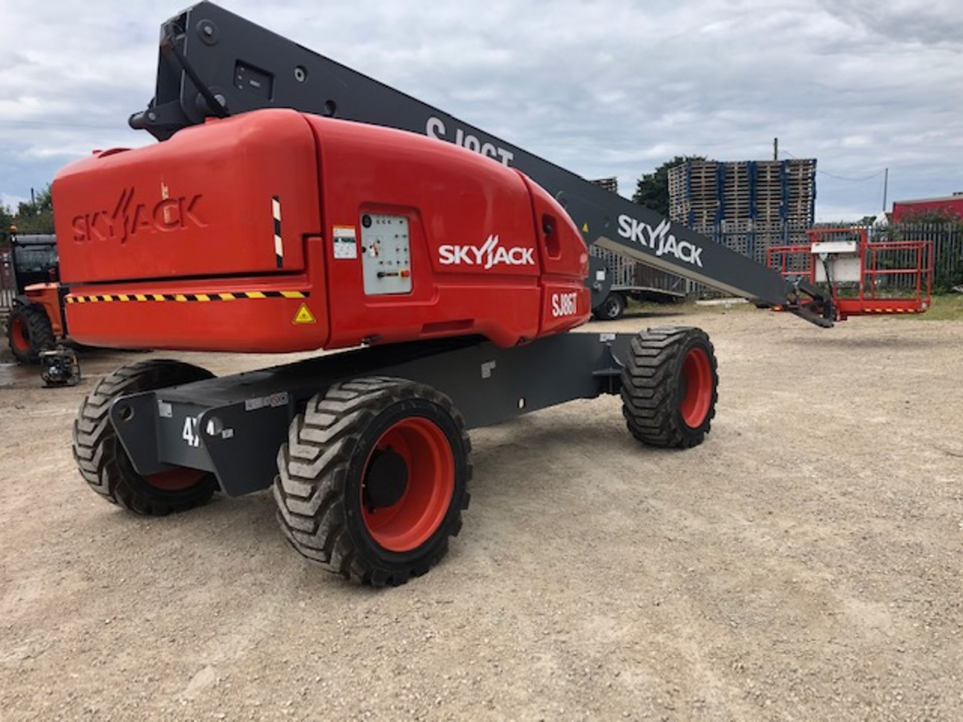 CHERRY PICKER SJ86T ACCESS PLATFORM MEWP, ONLY 260 HOURS FROM NEW, BUILT IN 2018 BUT A 2019 MODEL - Image 3 of 8