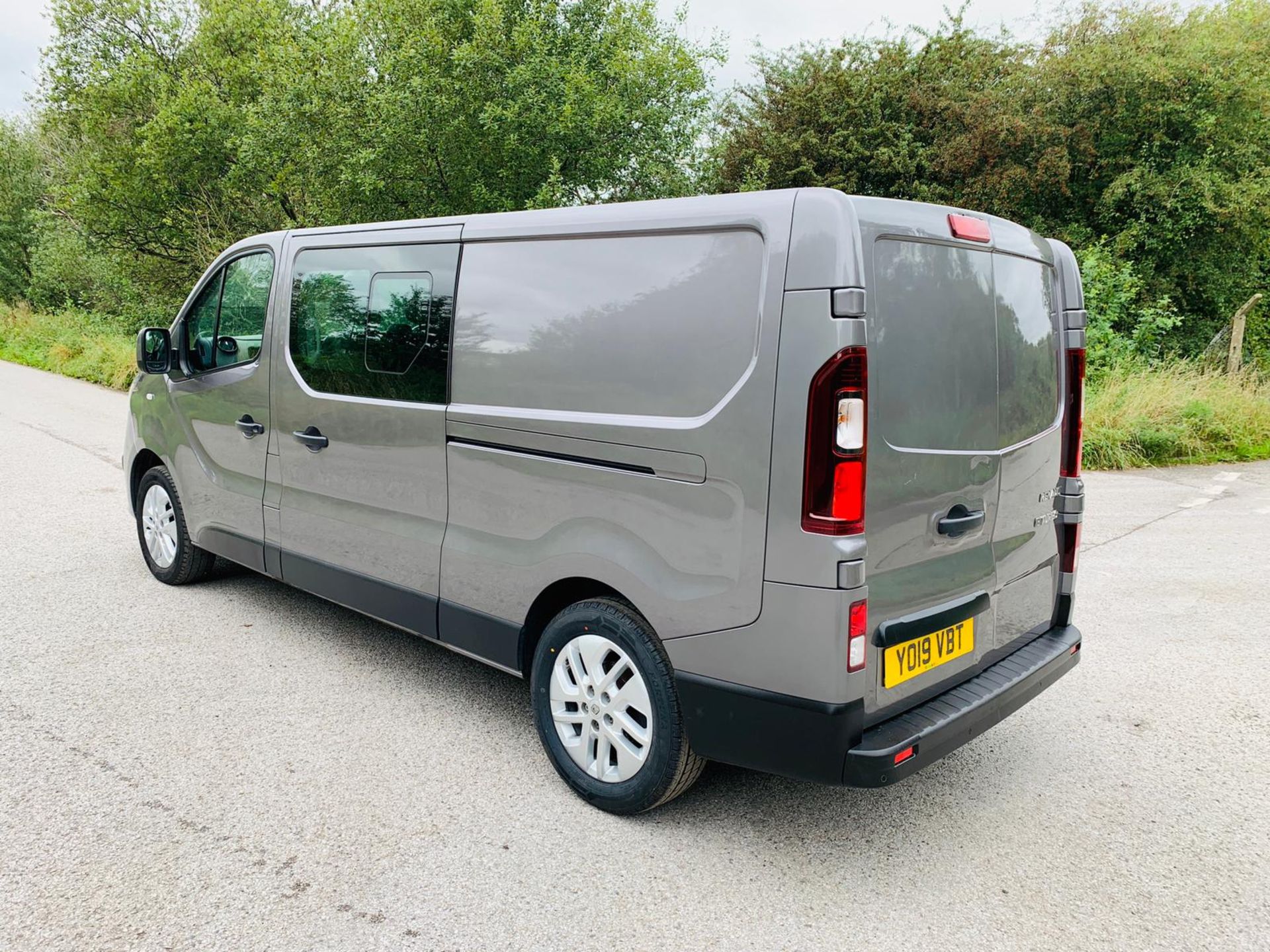 2019/19 REG RENAULT TRAFIC LL29 SPORT NAV ENERGY 1.6 DIESEL GREY CREW VAN, SHOWING 0 FORMER KEEPERS - Image 5 of 24