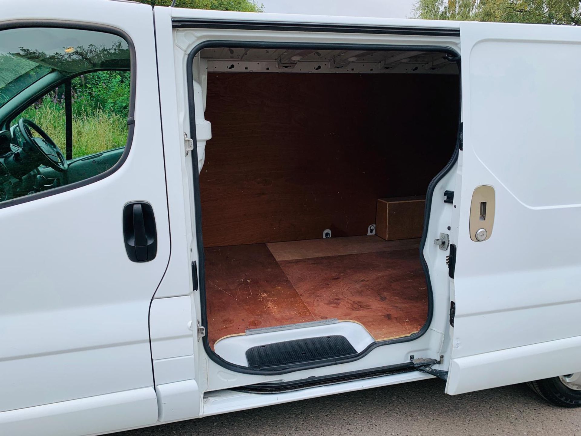 2011/11 REG VAUXHALL VIVARO 2900 CDTI 113 LWB 2.0 DIESEL WHITE PANEL VAN, SHOWING 2 FORMER KEEPERS - Image 8 of 15