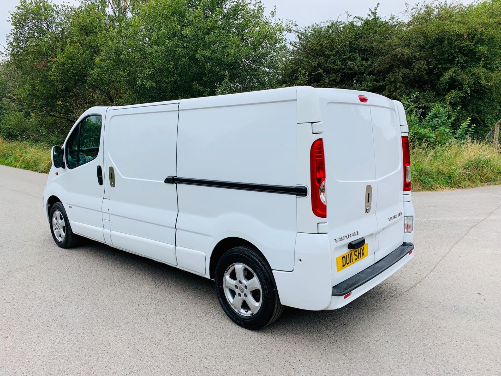 2011/11 REG VAUXHALL VIVARO 2900 CDTI 113 LWB 2.0 DIESEL WHITE PANEL VAN, SHOWING 2 FORMER KEEPERS - Image 4 of 15