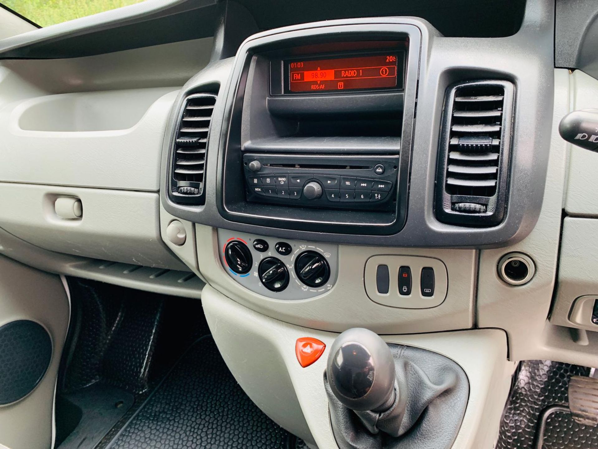 2011/11 REG VAUXHALL VIVARO 2900 CDTI 113 LWB 2.0 DIESEL WHITE PANEL VAN, SHOWING 2 FORMER KEEPERS - Image 14 of 15