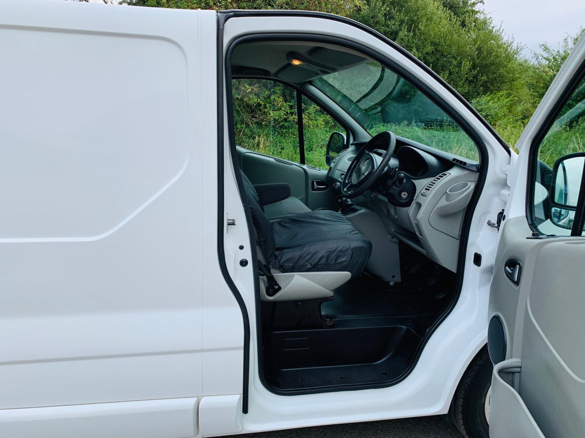 2011/11 REG VAUXHALL VIVARO 2900 CDTI 113 LWB 2.0 DIESEL WHITE PANEL VAN, SHOWING 2 FORMER KEEPERS - Image 9 of 15