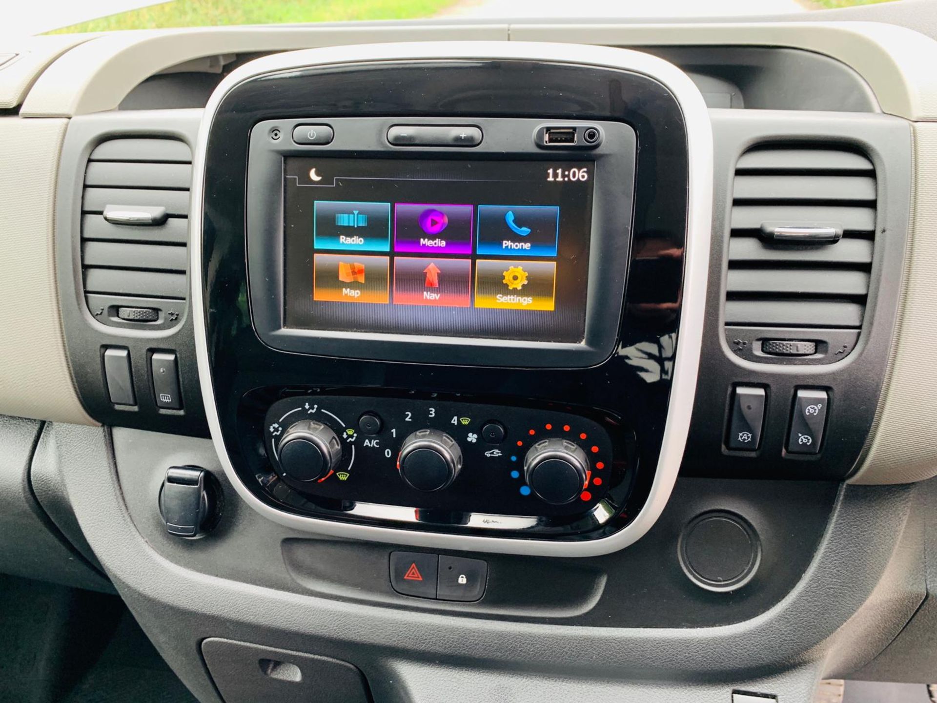 2019/19 REG RENAULT TRAFIC LL29 SPORT NAV ENERGY 1.6 DIESEL GREY CREW VAN, SHOWING 0 FORMER KEEPERS - Image 16 of 24