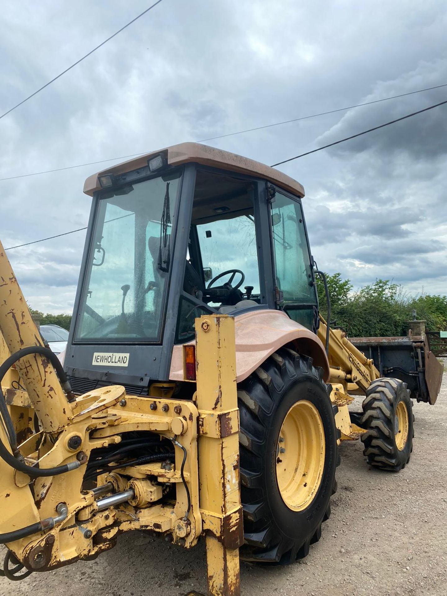 NEWHOLLAND NH95 DIGGER LOADER, 4 WHEEL DRIVE, 4-IN-1 BUCKET, EXTRA DIG, RUNS, WORKS AND DIGS - Image 5 of 8