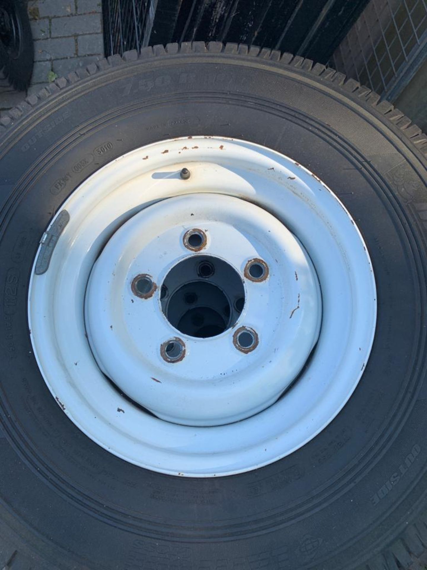 4 X WHITE STEEL WHEELS & TYRES OFF L/ROVER DEFENDER 2009 2 X MICHELIN & 2 AVON RANGEMASTER 7.5 R16C - Image 4 of 10