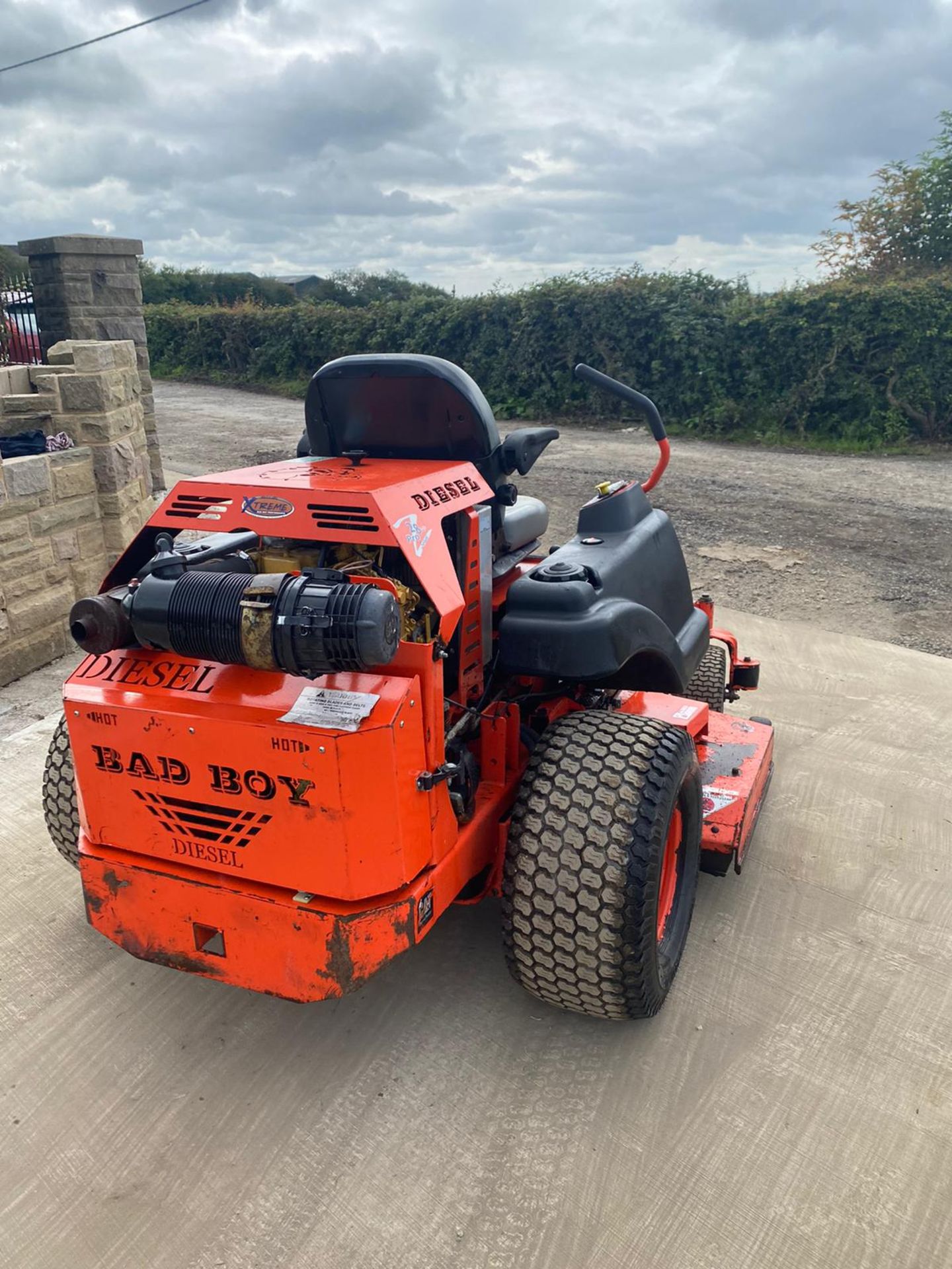 BAD BOY ZERO TURN RIDE ON LAWN MOWER, RUNS, WORKS AND CUTS, 3 CYLINDER CAT DIESEL ENGINE *NO VAT* - Image 5 of 8