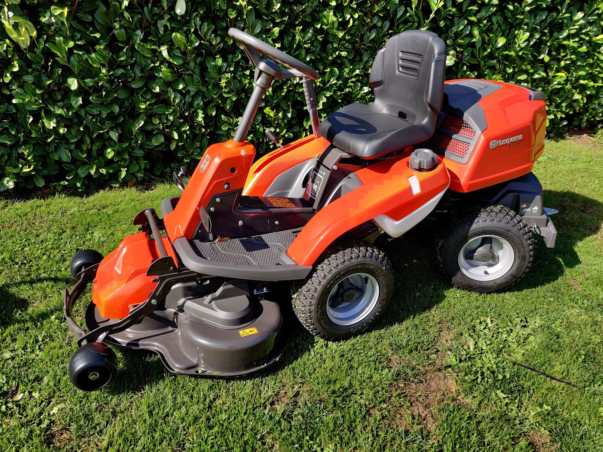 2020 BRAND NEW HUSQVARNA R 213C MULCHING RIDE ON LAWN MOWER *PLUS VAT* - Image 5 of 12