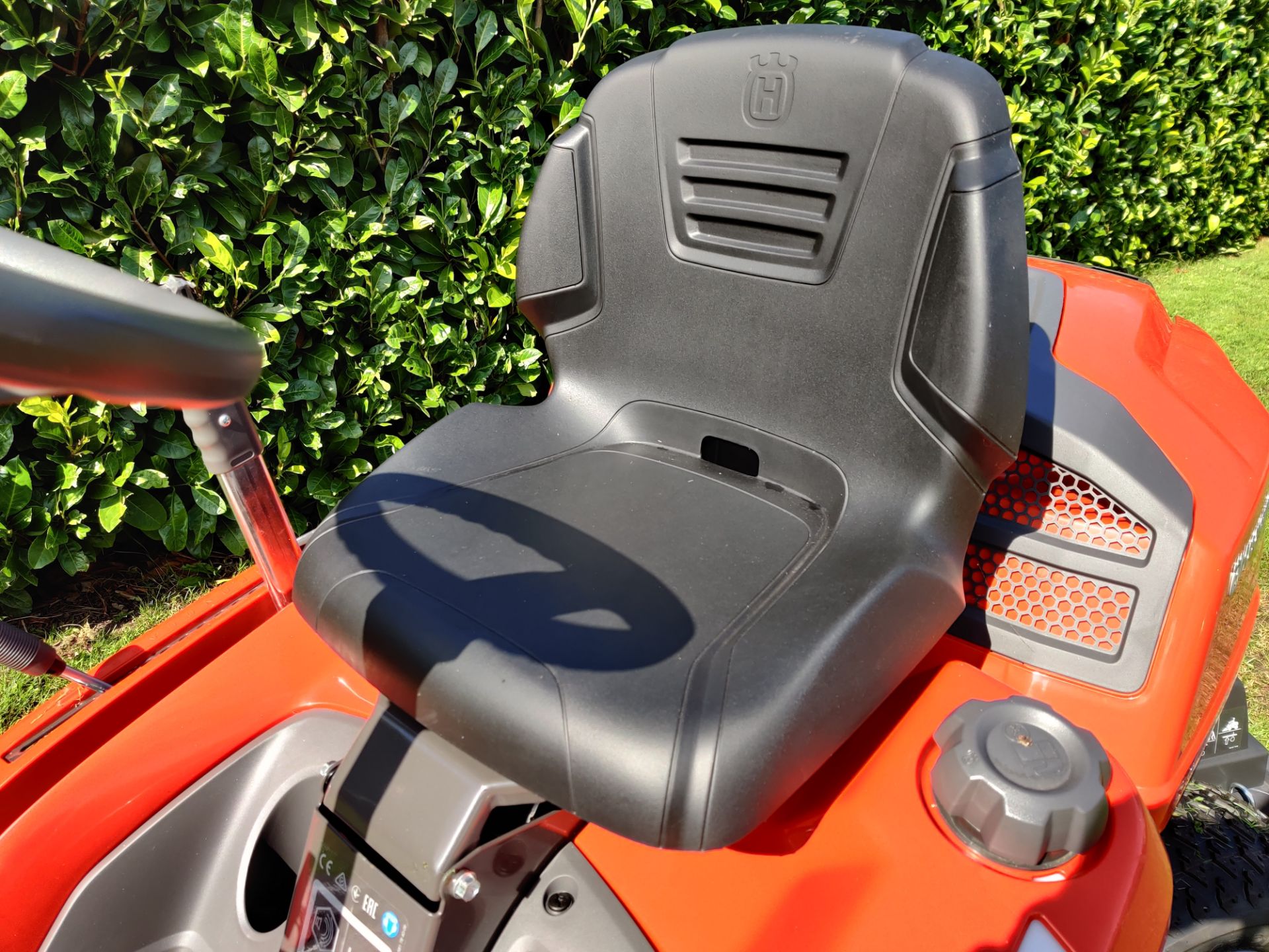 2020 BRAND NEW HUSQVARNA R 213C MULCHING RIDE ON LAWN MOWER *PLUS VAT* - Image 8 of 12