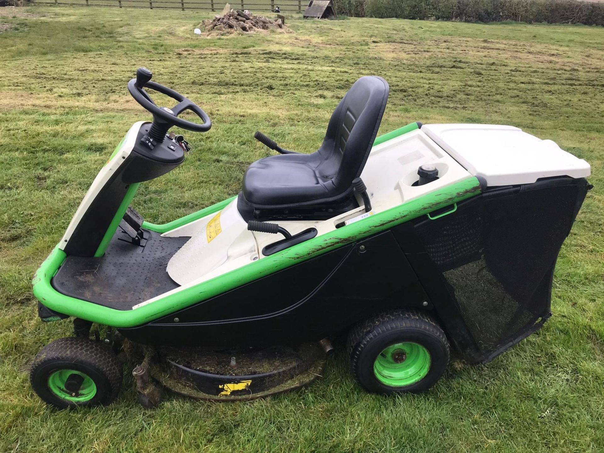 2016 ETESIA HYDRO 80 MKHP3 RIDE ON LAWN MOWER, RUNS, DRIVES AND CUTS *PLUS VAT* - Image 2 of 5