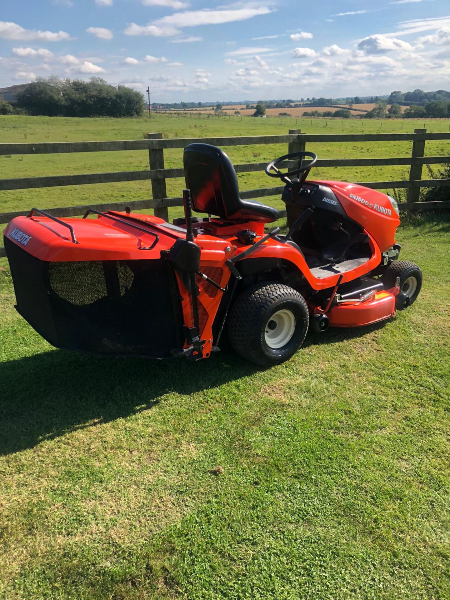 KUBOTA GR1600-II DIESEL RIDE ON LAWN MOWER, RUNS, DRIVES AND CUTS, EX DEMO CONDITION, ONLY 66 HOURS! - Image 4 of 4