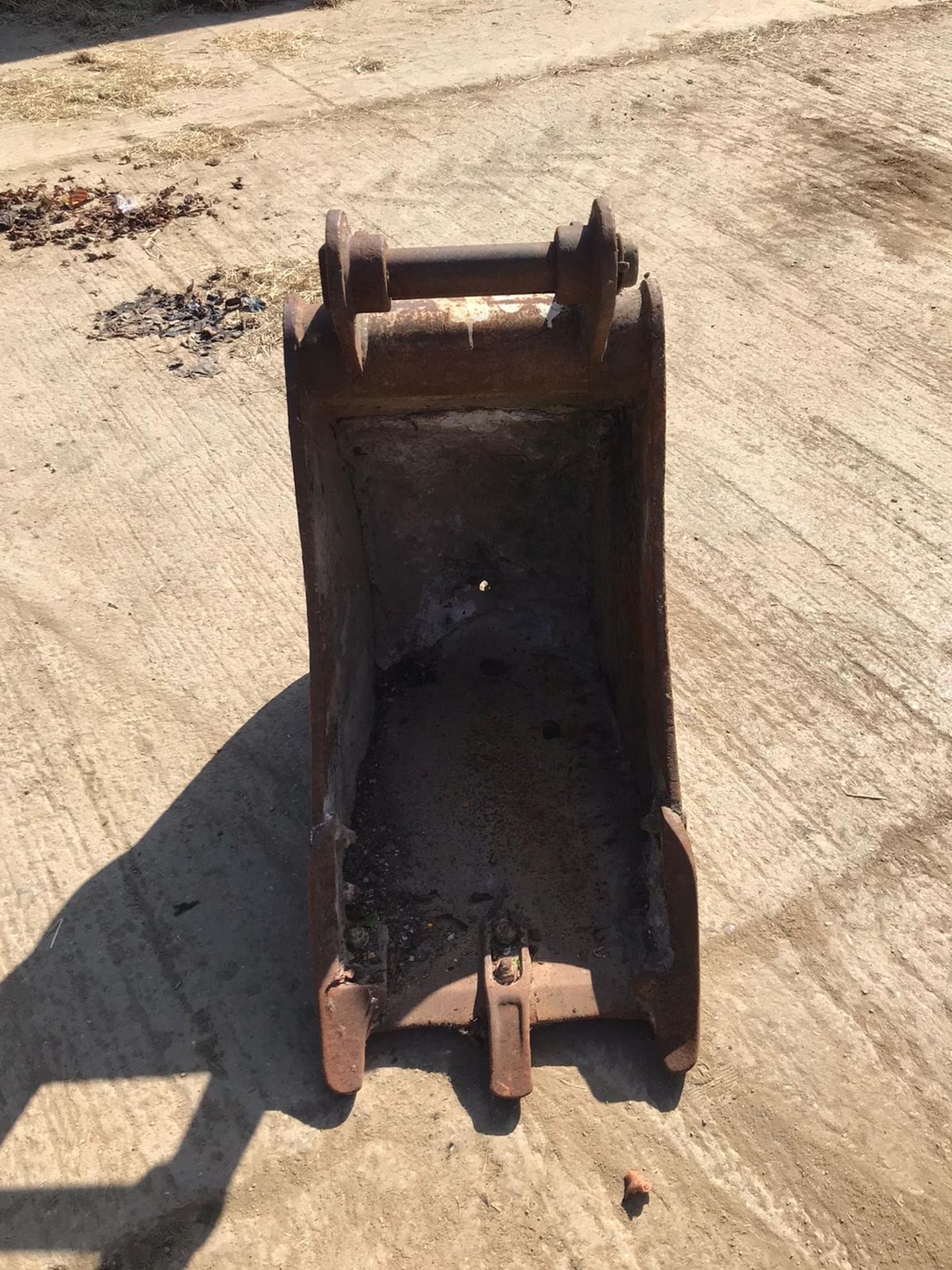 DIGGER BUCKET WITH TEETH - 50MM PINS *NO VAT* - Image 4 of 4