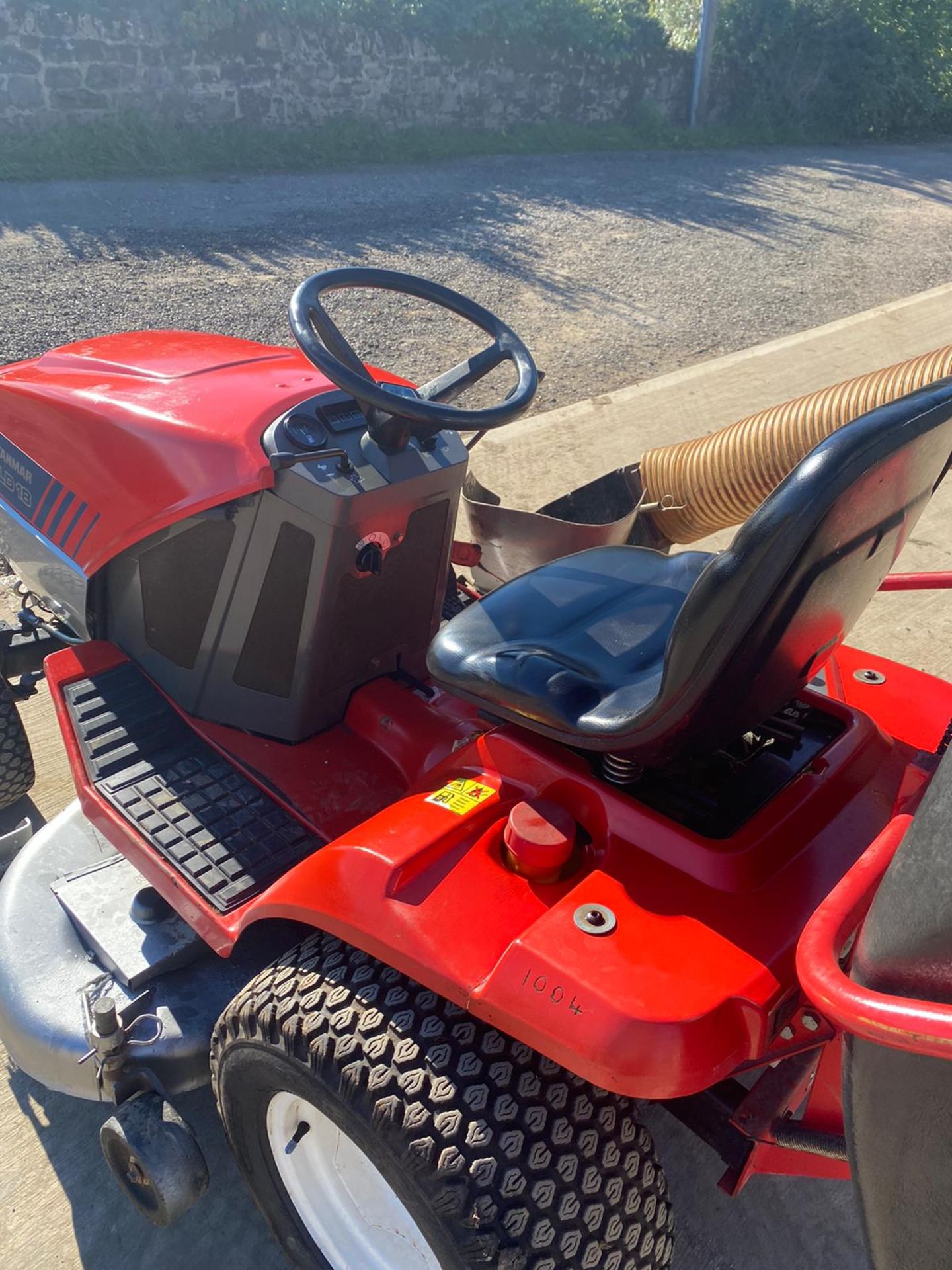 YANMAR LD18 RIDE ON LAWN MOWER, SIDE DISCHARGE OR CAN COLLECT, HYDROSTATIC FORWARD & REVERSE *NO VAT - Image 6 of 6