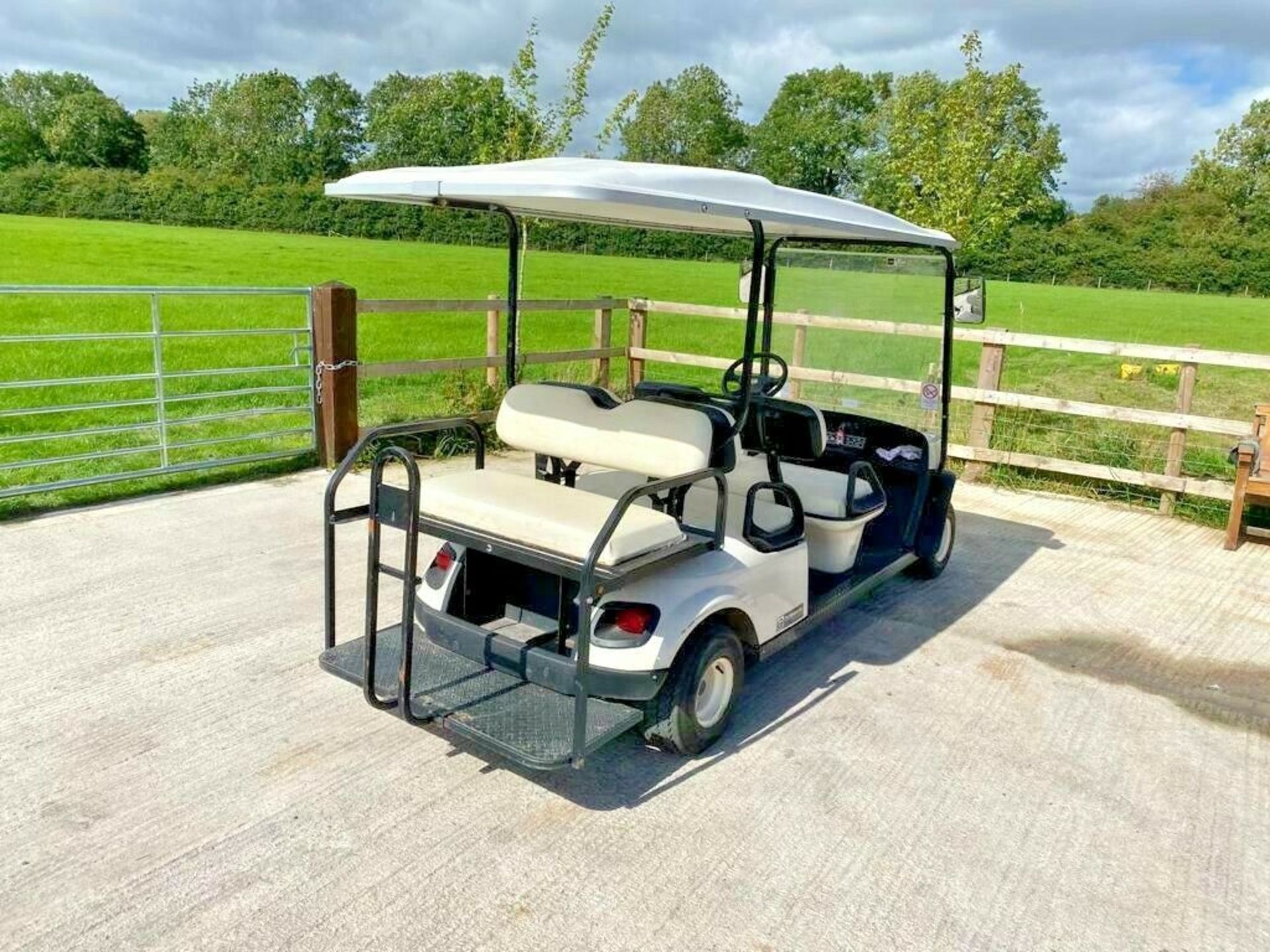 CUSHMAN 6 SEATER GOLF BUGGY, ELECTRIC, YEAR 2016, CUSHMAN SHUTTLE 6, VERY LITTLE USE FULL SUN CANOPY - Image 5 of 6