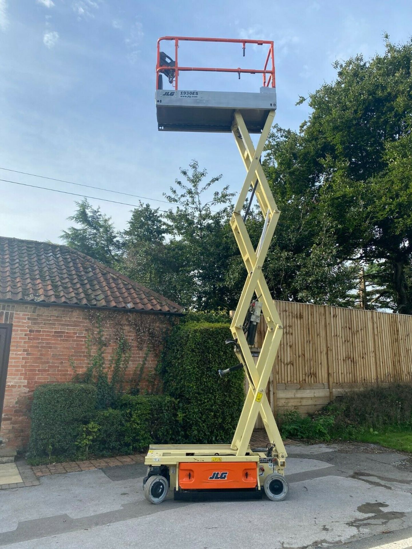 JLG 1930ES ACCESS PLATFORM SCISSOR LIFT, YEAR 2014, ONLY 135 HOURS *PLUS VAT* - Image 4 of 11