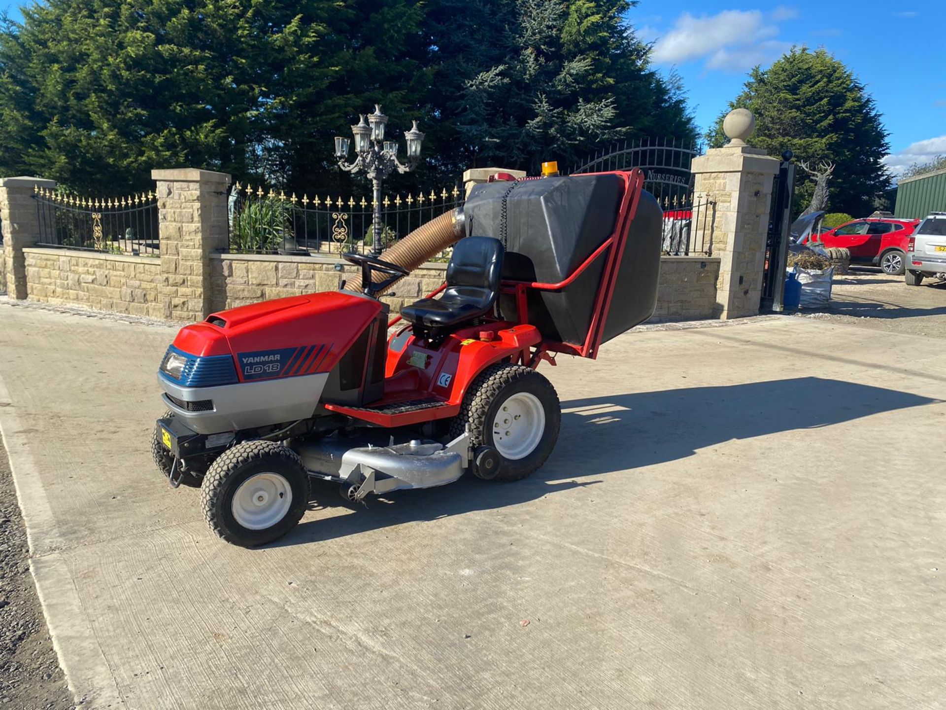 YANMAR LD18 RIDE ON LAWN MOWER, SIDE DISCHARGE OR CAN COLLECT, HYDROSTATIC FORWARD & REVERSE *NO VAT - Image 2 of 6