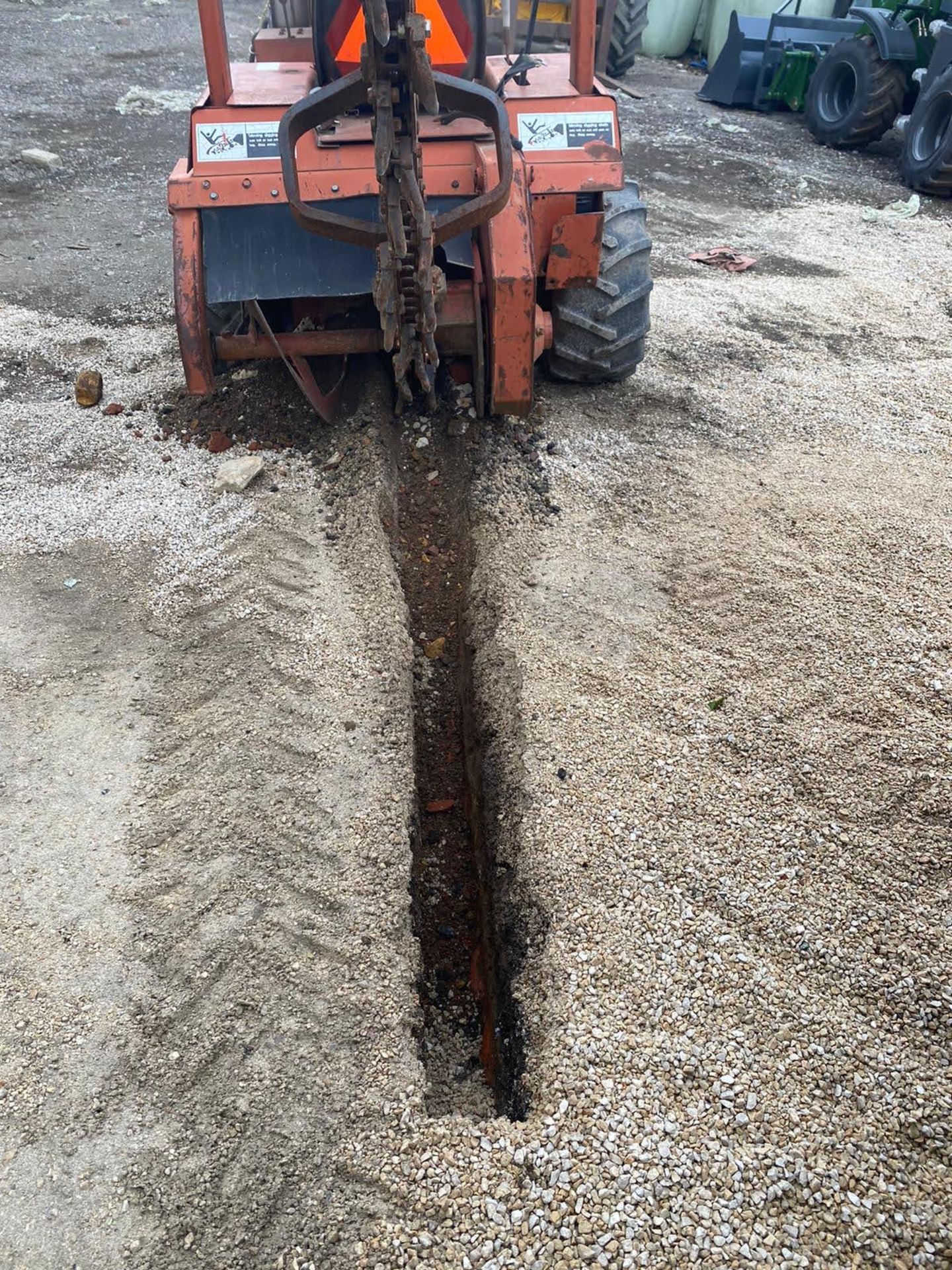 DITCH WITCH 2310 TRENCHER, RUNS AND WORKS, SHOWING 768 HOURS *PLUS VAT* - Image 3 of 7