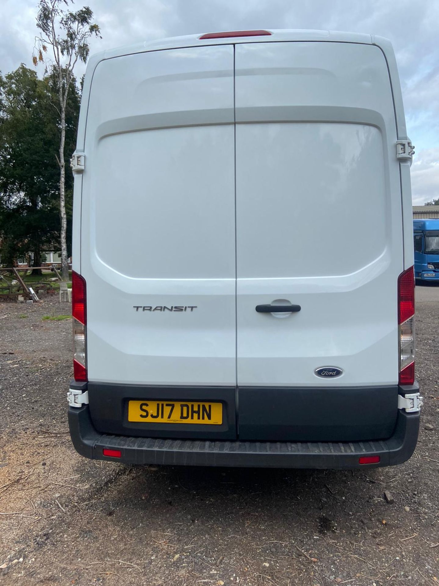 2017/17 REG FORD TRANSIT 350 2.0 DIESEL WHITE PANEL VAN, SHOWING 0 FORMER KEEPERS *PLUS VAT* - Image 5 of 10