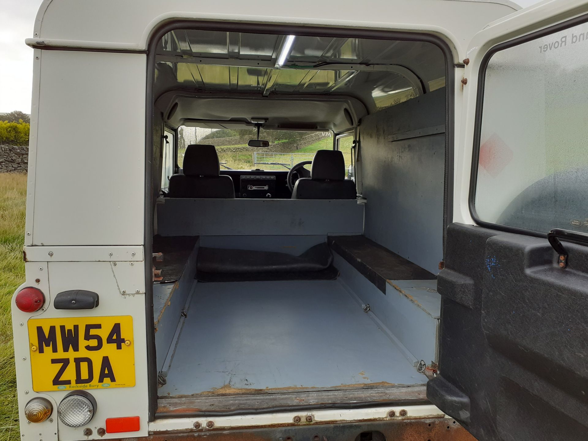 64K MILES! 2005/54 REG LAND ROVER DEFENDER 110 TD5 2.5 DIESEL 4X4 UTILITY, SHOWING 1 FORMER KEEPER - Image 5 of 6