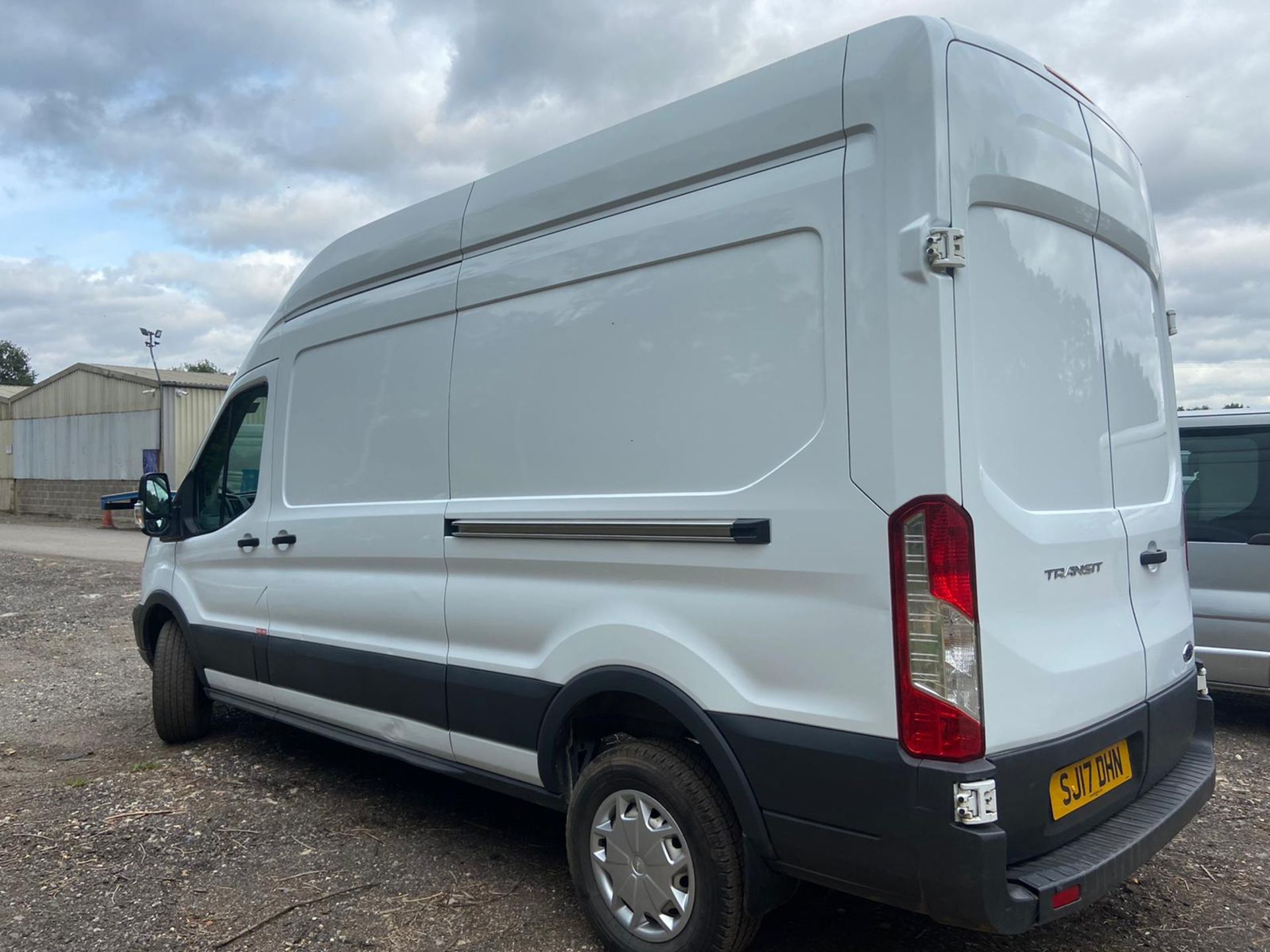 2017/17 REG FORD TRANSIT 350 2.0 DIESEL WHITE PANEL VAN, SHOWING 0 FORMER KEEPERS *PLUS VAT* - Image 4 of 10