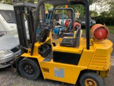 DAEWOO 2.5 TON GAS POWERED YELLOW FORKLIFT 3.2M LIFT HEIGHT, RUNS, WORKS AND LIFTS *PLUS VAT*