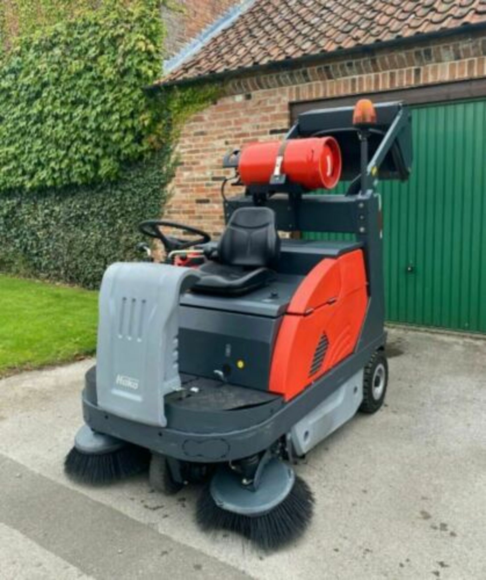 RIDE ON SWEEPER / COLLECTOR HAKO JONAS 1200V, GAS, ONLY 912 HOURS *PLUS VAT* - Image 7 of 8