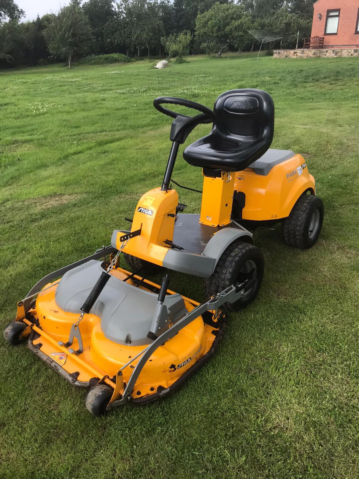 STIGA COMPACT 16 4WD RIDE ON LAWN MOWER, RUNS, DRIVES AND CUTS, OUTFRONT DECK, CLEAN MACHINE *NO VAT - Image 3 of 5