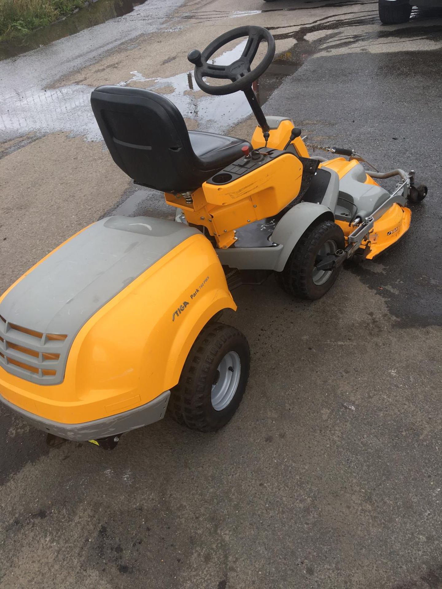 STIGA PARK 740 PWX ARTICULATED RIDE ON LAWN MOWER, RUNS AND WORKS, SHOWING 126 HOURS *NO VAT* - Image 4 of 15