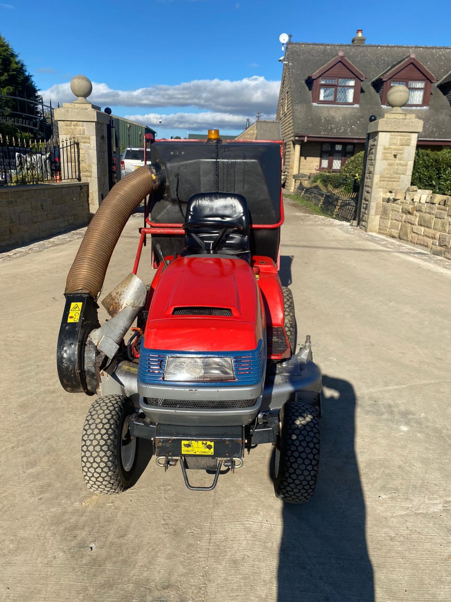 YANMAR LD18 RIDE ON LAWN MOWER, SIDE DISCHARGE OR CAN COLLECT, HYDROSTATIC FORWARD & REVERSE *NO VAT - Image 3 of 6